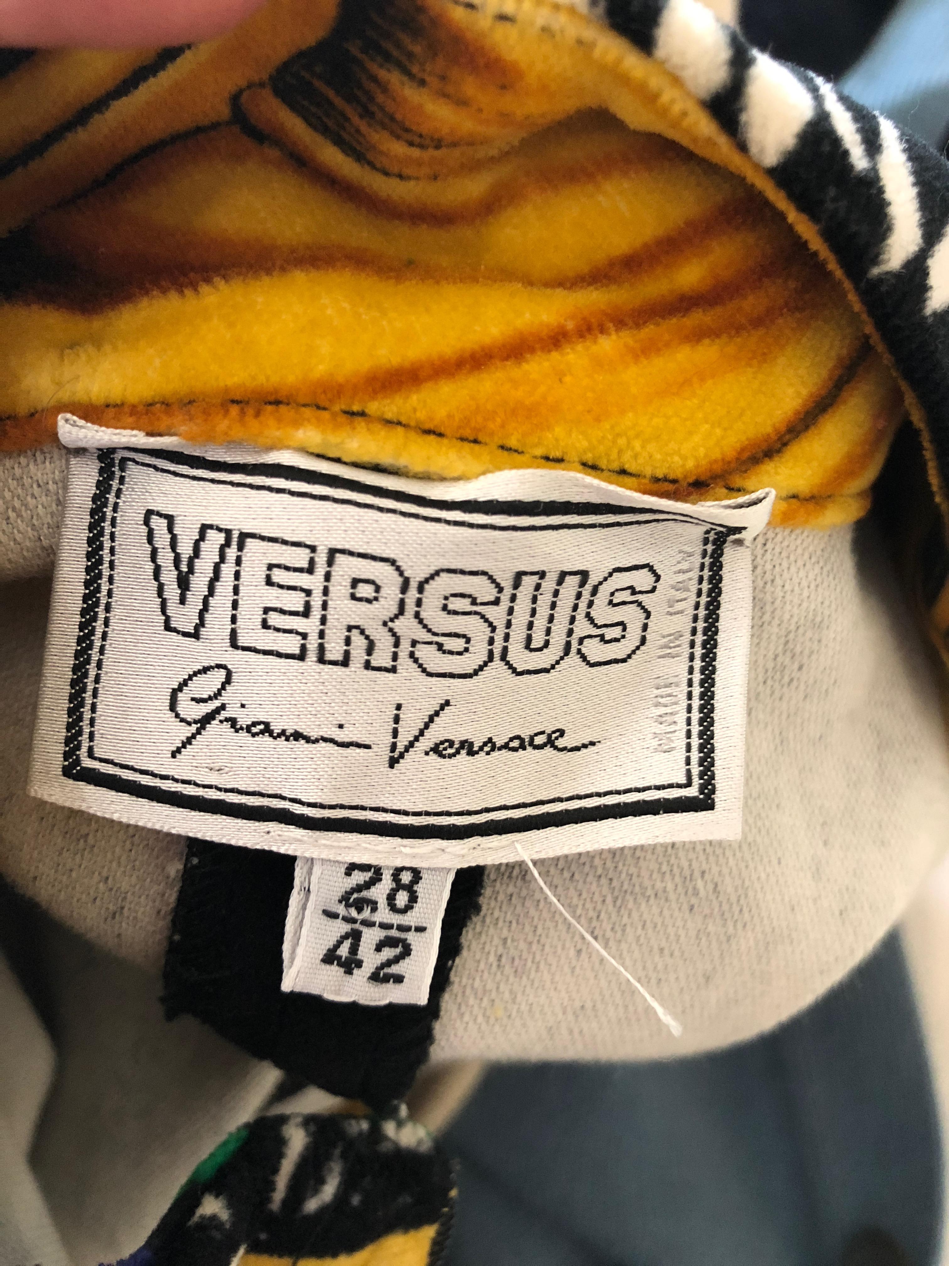 Gianni Versace Vintage Versus Velvet Op Art Pattern Zip Front Dress In Excellent Condition For Sale In Cloverdale, CA