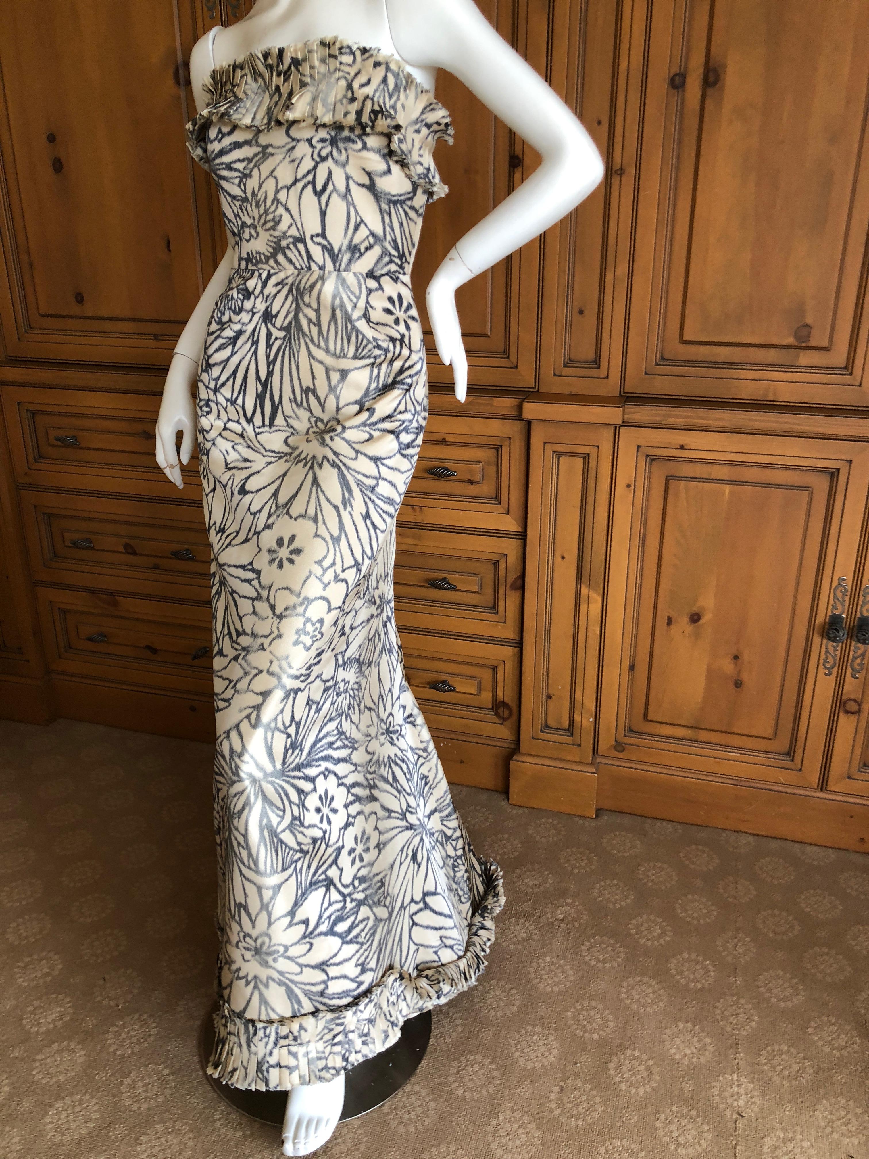 Oscar de la Renta for Bergdorf Goodman Strapless Silk Evening Dress with Shawl.
Simply Stunning. Please use the zoom feature to see al the remarkable details.
Size tag removed , appx size 6-8
Bust 36