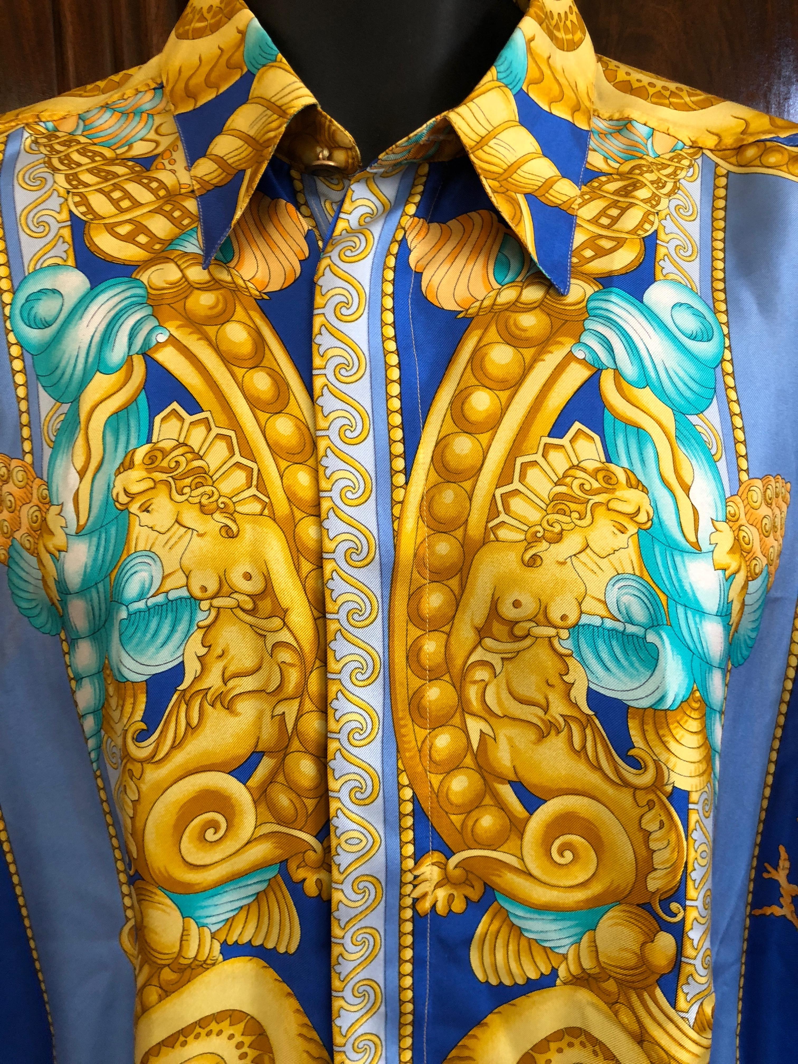 V2 Gianni Versace1998 Rare Iconic Sea Shell Baroque Siren 100% Silk Shirt .
This is such a beautiful piece a classic. Original buttons are intact.
Size XL
Measurements ;
Chest 52