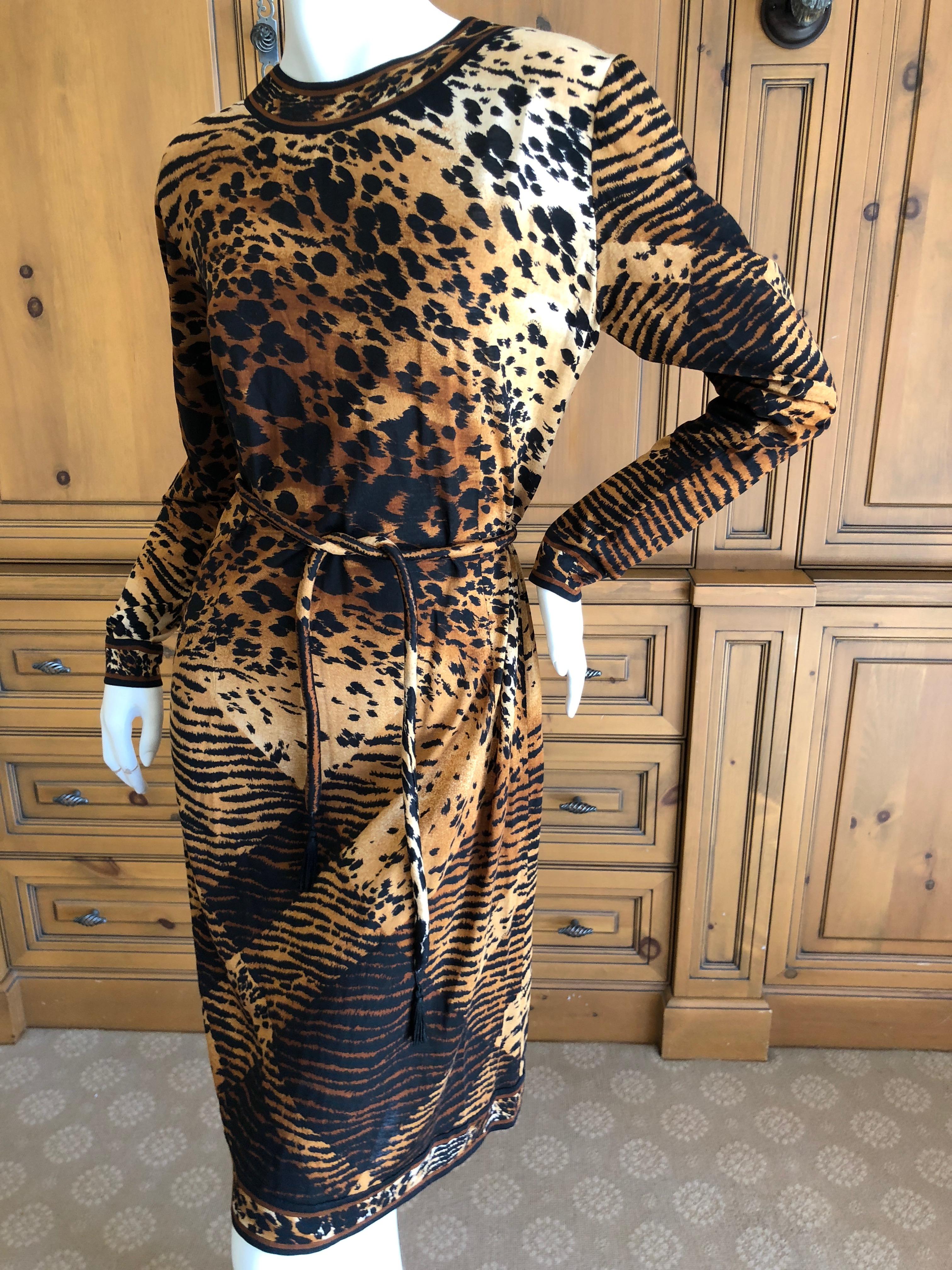 Leonard Paris for Bergdorf Goodman 1970's Wool / Silk Dress.
Leonard , Paris was a contemporary of Pucci, using silk jersey printed in their signature florals, Leonard was as expensive, if not more, than Pucci.
70 % wool 30% silk
Bust 40