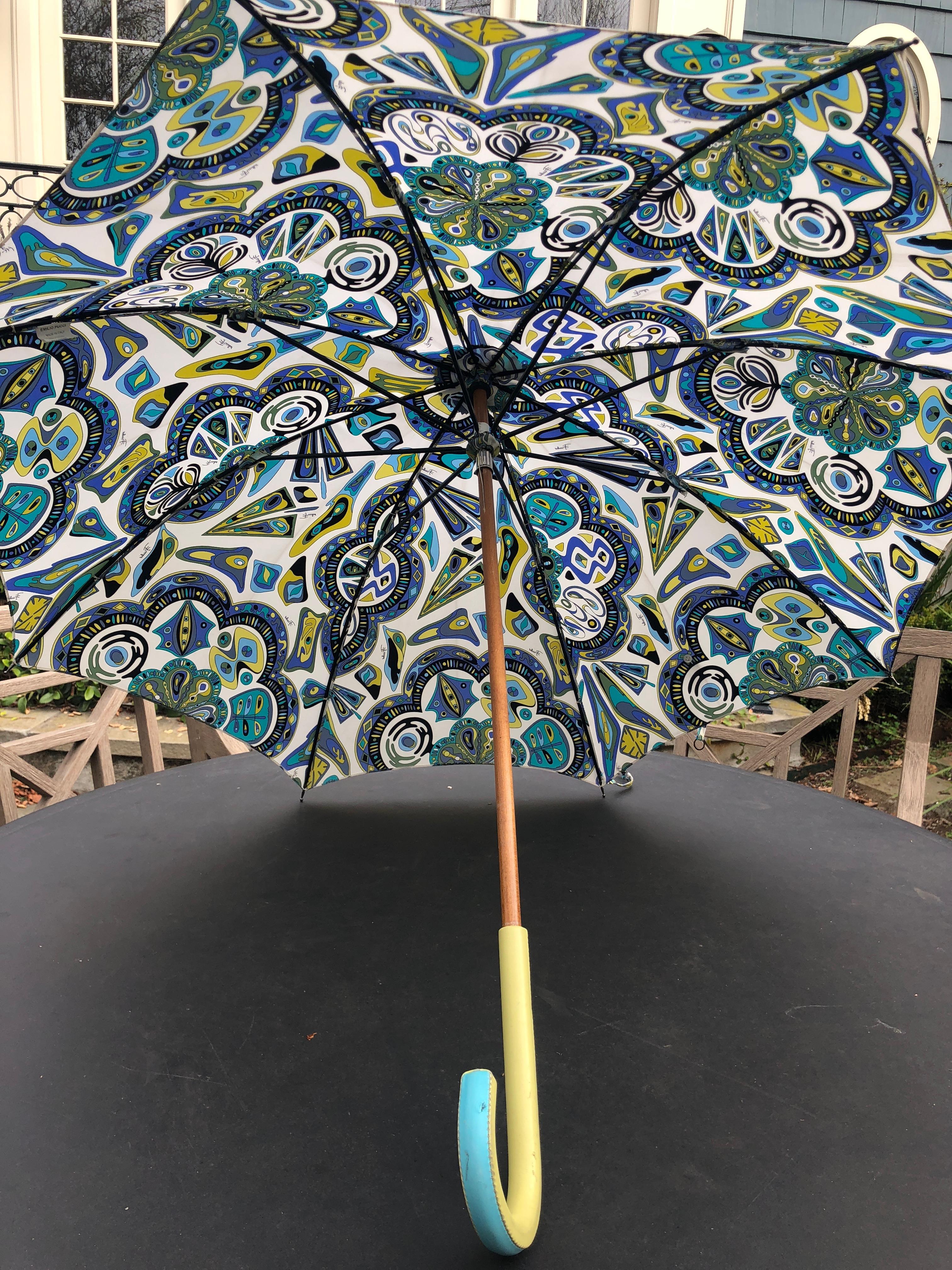 Emilio Pucci Vintage Wood Umbrella with Leather Handle In Excellent Condition For Sale In Cloverdale, CA