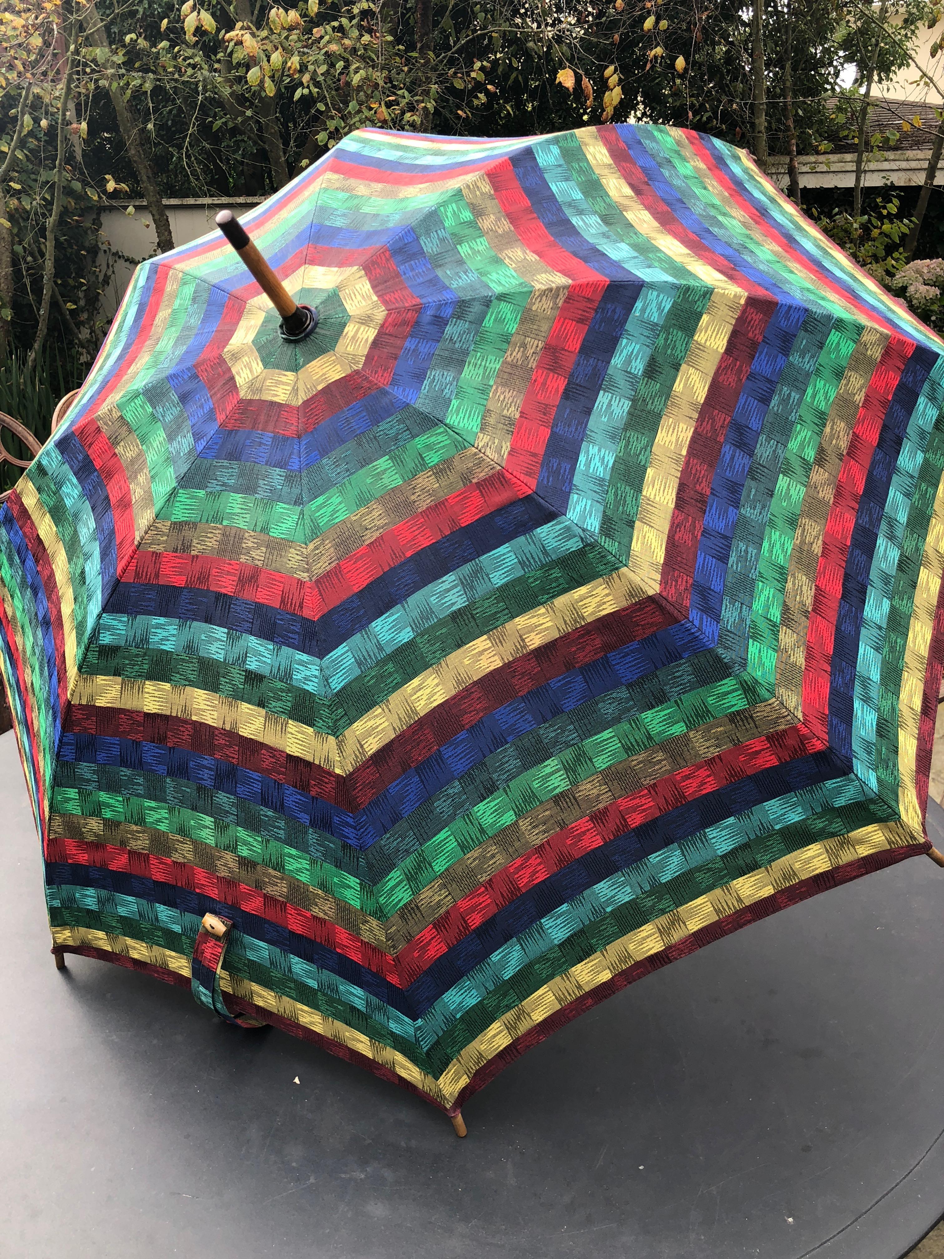 Missoni Vintage Large Wood Handled Umbrella In Excellent Condition For Sale In Cloverdale, CA