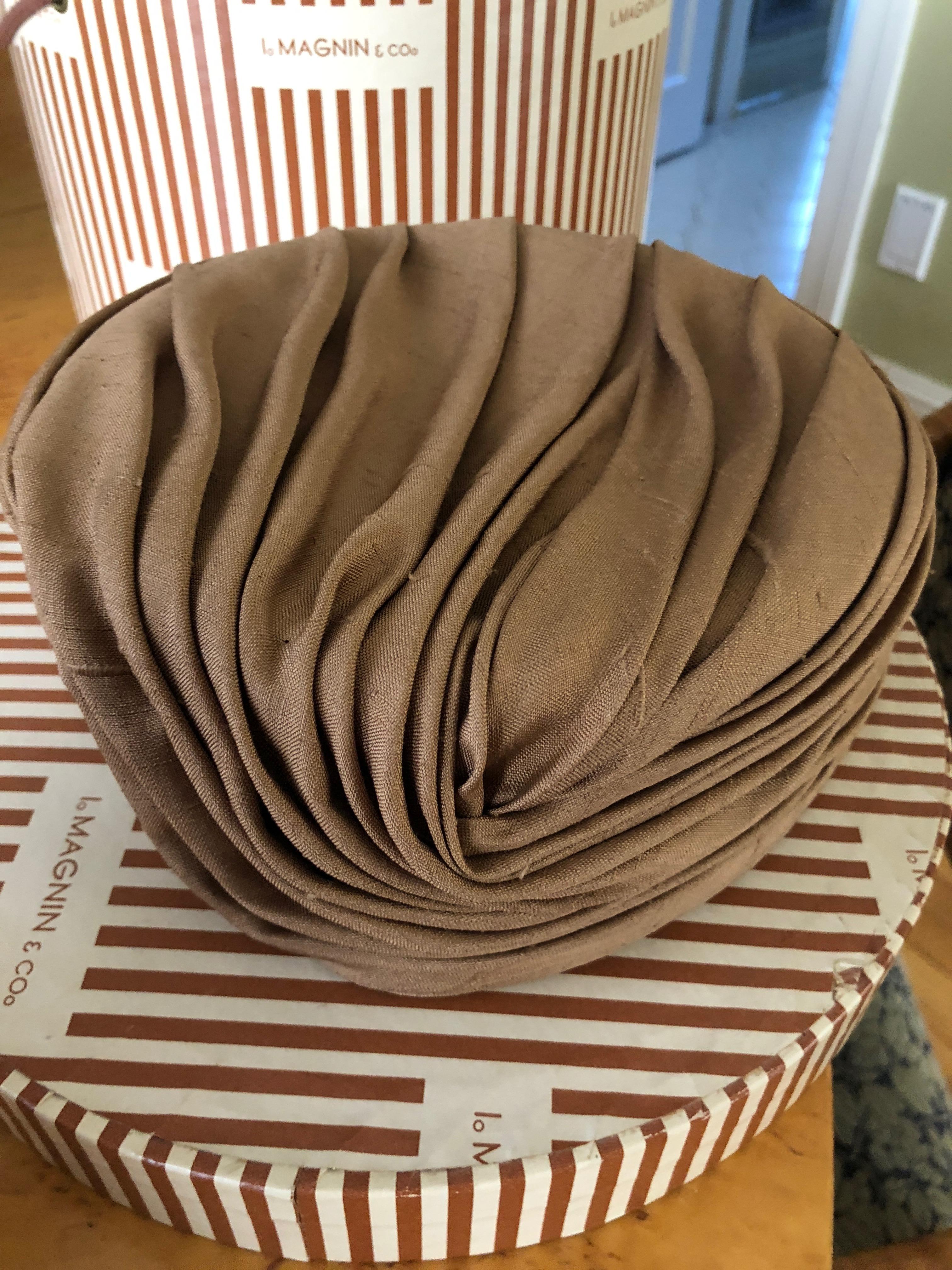 I. Magnin 1960 Deadstock Short Brown Silk Turban Hat In New Condition For Sale In Cloverdale, CA