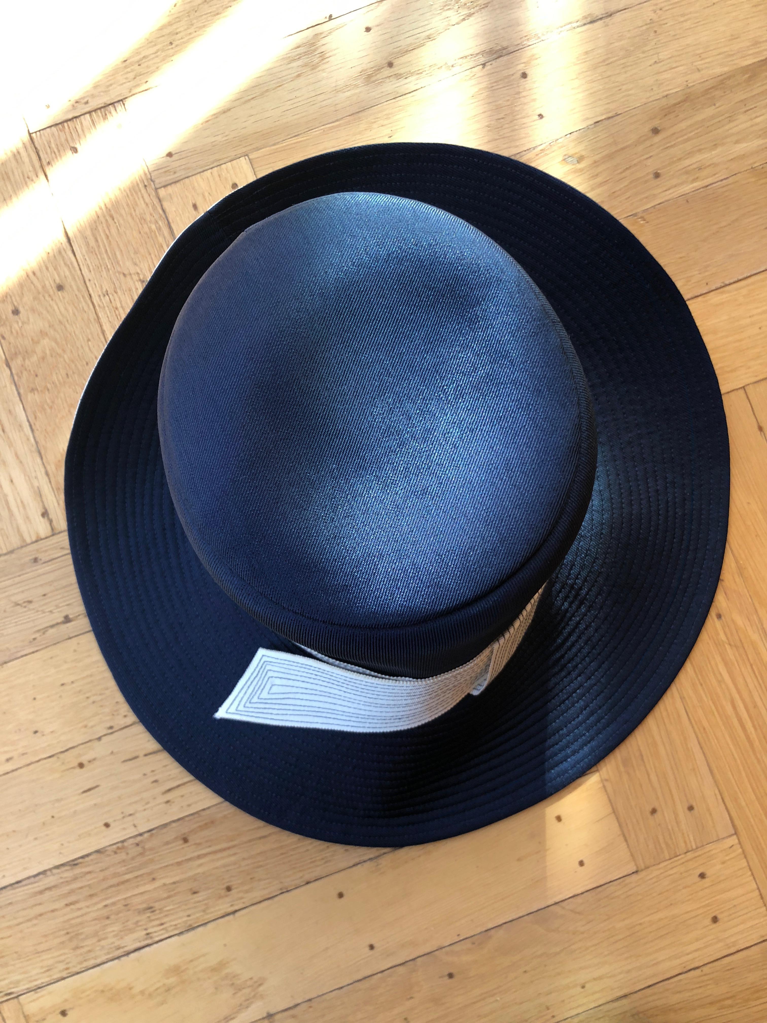 Women's or Men's Lilly Daché Dachettes for I. Magnin 1960 Deadstock Navy and Cream Fedora Hat For Sale