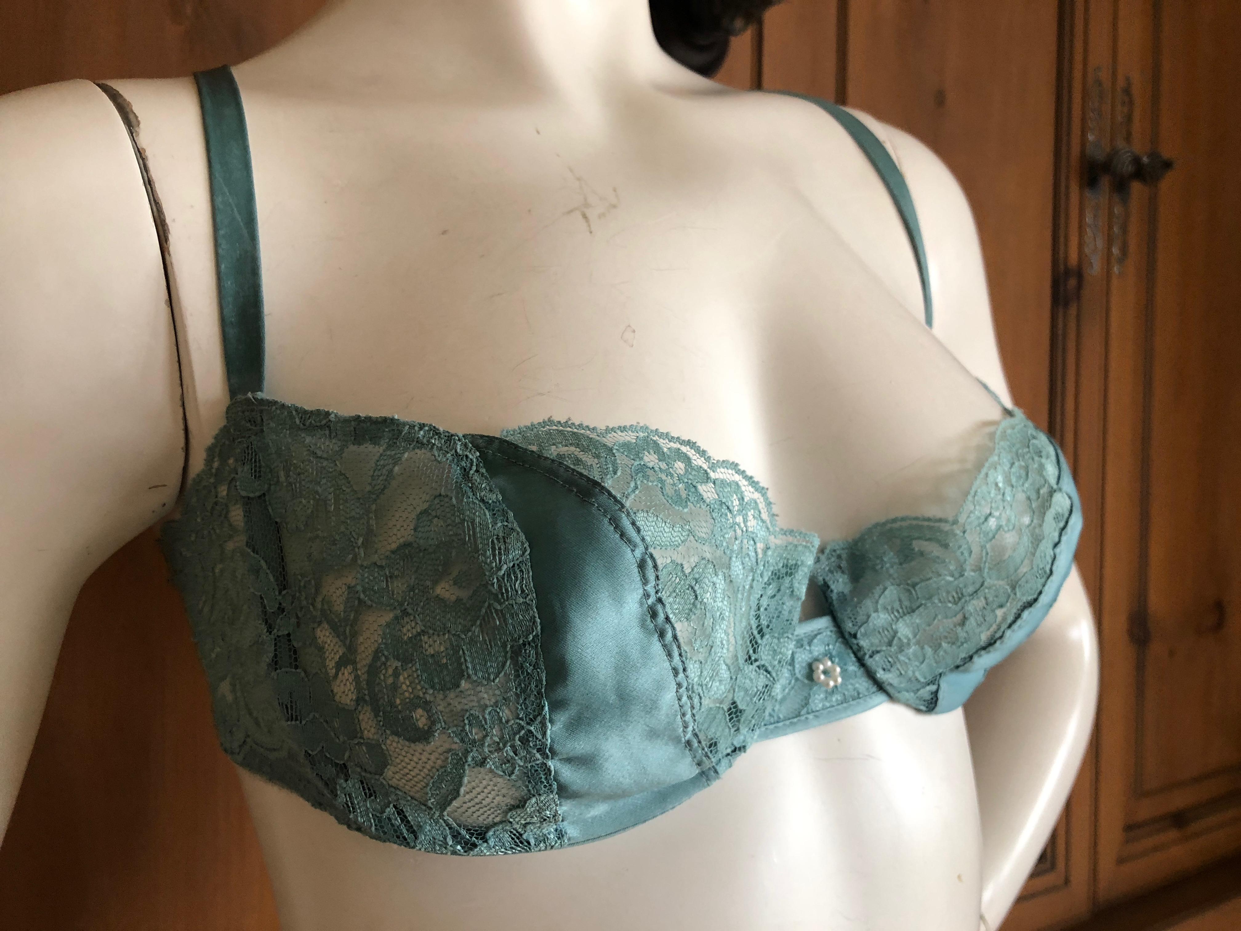 Wonderful vintage lace bra from Christian Dior 
Marked Fr 90 (34C)
Bust 29