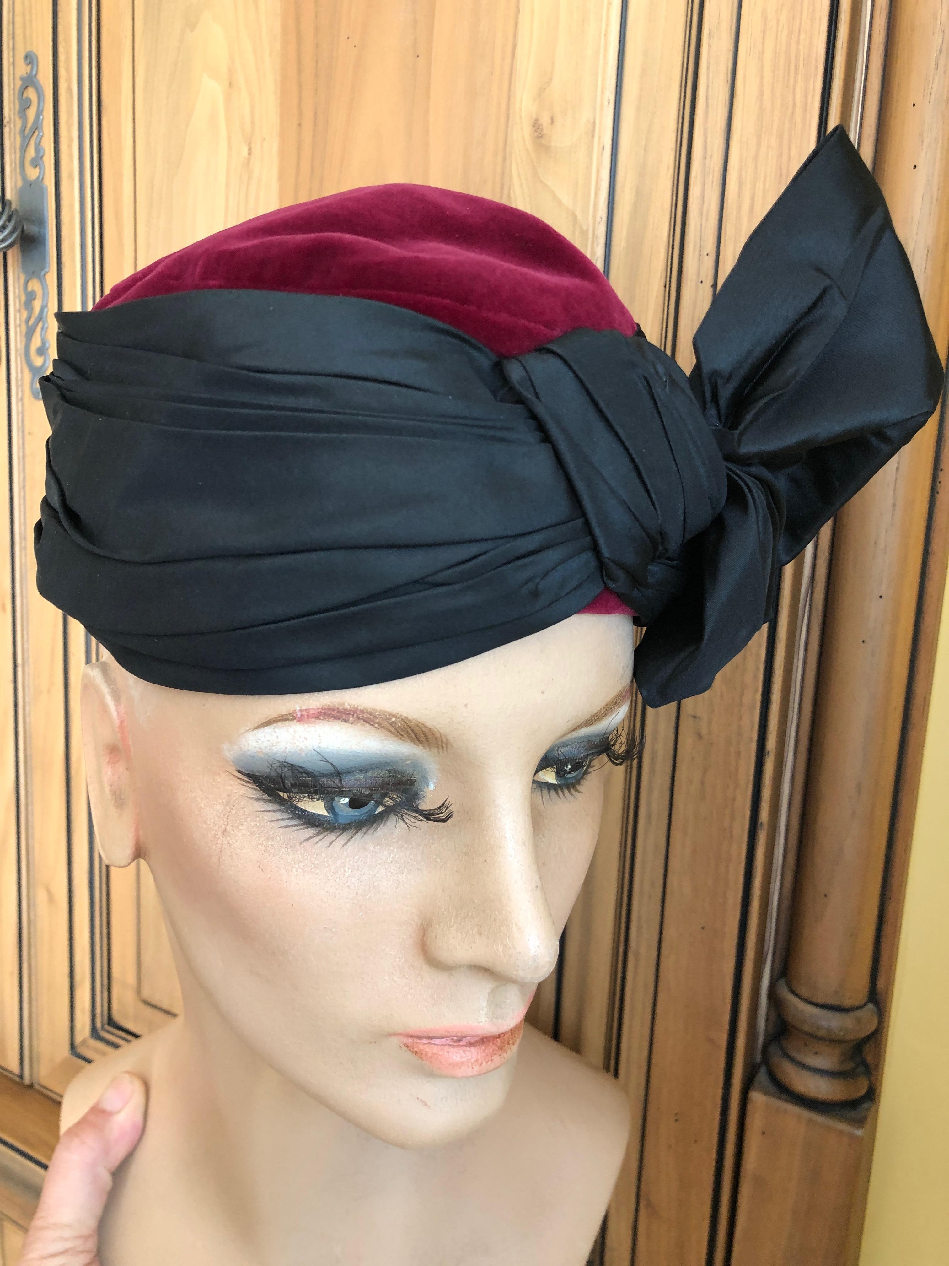 Yves Saint Laurent Rive Guache 70's Velvet Turban with Silk Bow
22.5 inch circumfrence.
In excellent condition