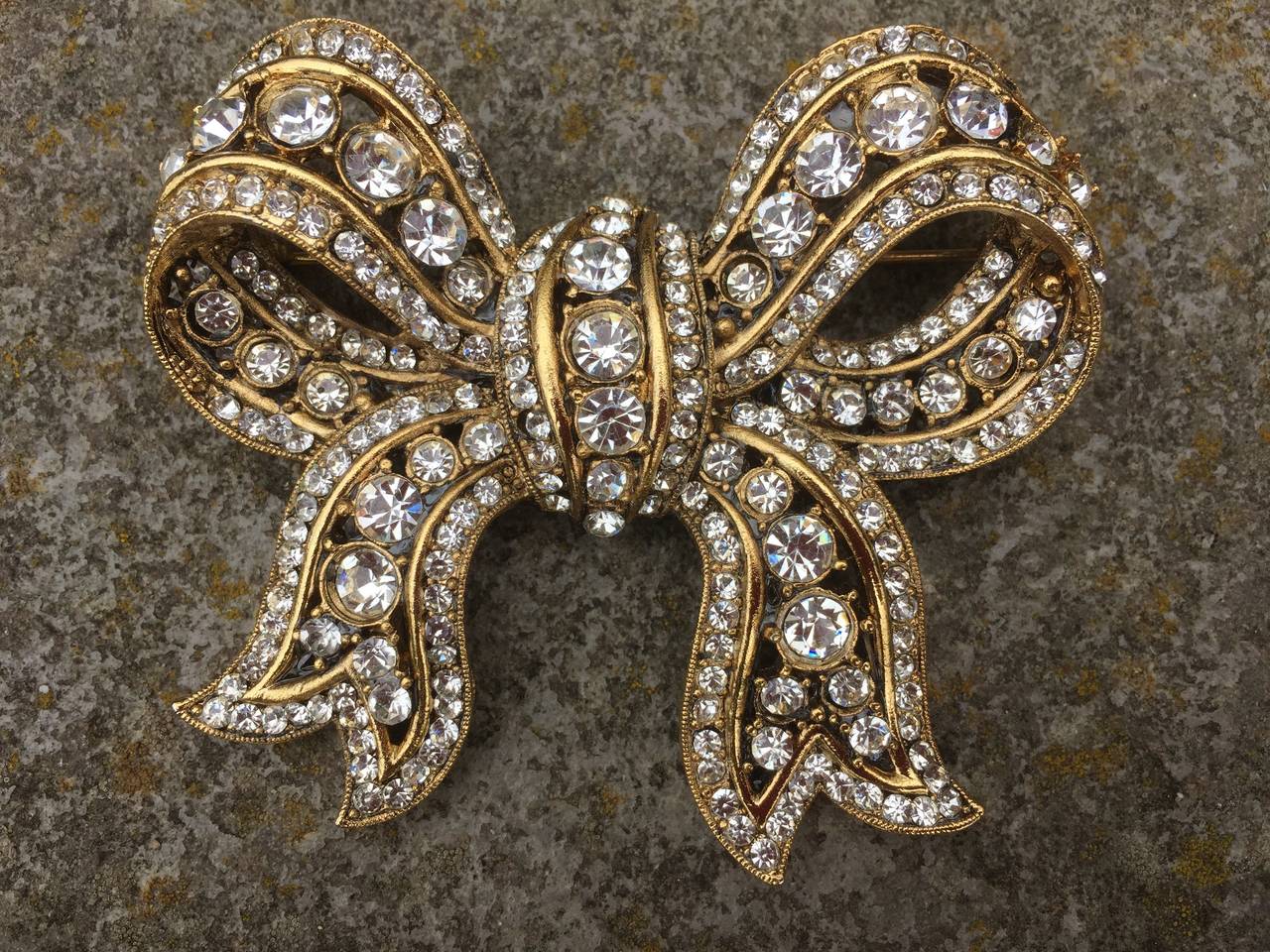 Richard Serbin Large Gold and Crystal Bow Brooch Pin 1985 im Zustand „Hervorragend“ im Angebot in Cloverdale, CA