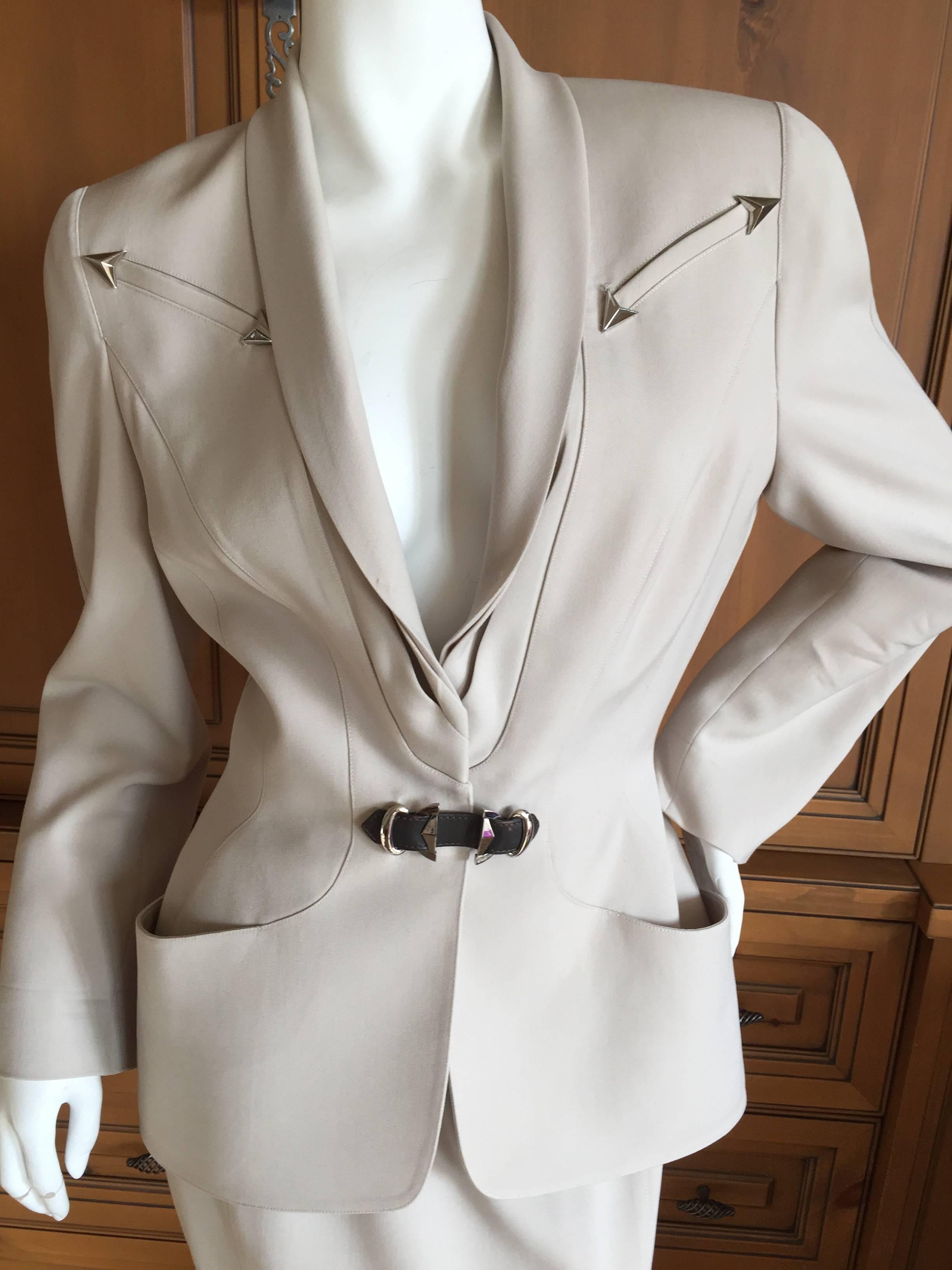 Thierry Mugler vintage suit with western style pockets and faux belt.

Cut to perfection, the details are pure Mugler.

Please use the zoom feature to see the details.

Snap front.

Size 40
Bust 40