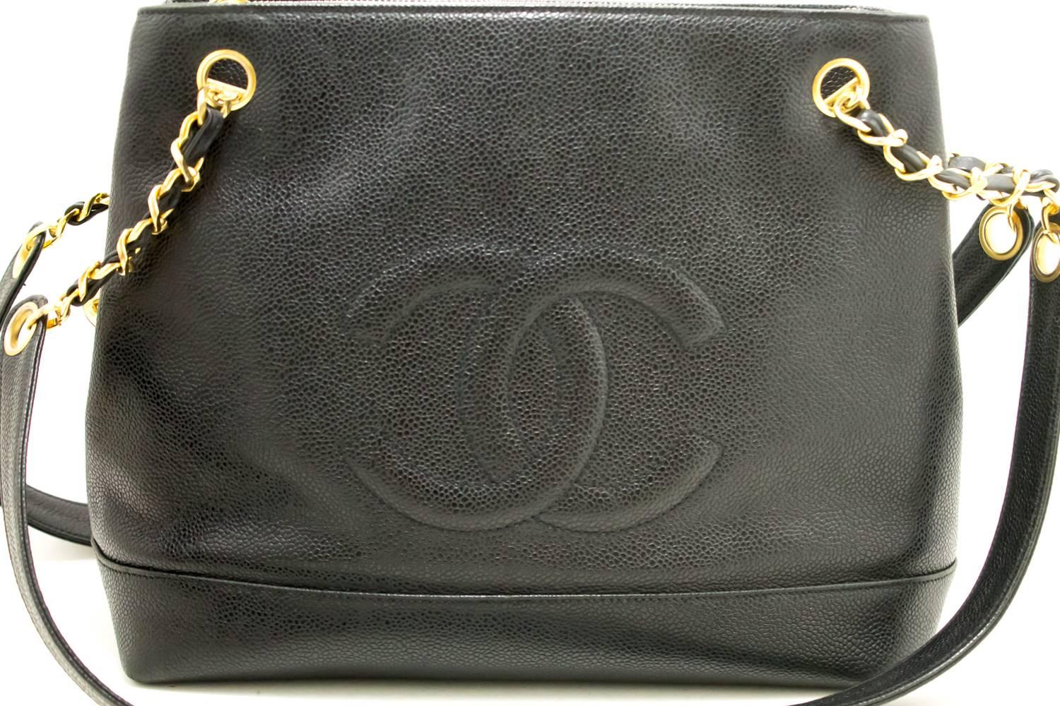 An authentic CHANEL Caviar Large Chain Shoulder Bag Black Leather Gold Zipper The outside material is Caviar leather.
Conditions & Ratings
Outside material: Caviar leather
Color: Black
Closure: Zipper
Hardware and chain: Gold-tone
Made in