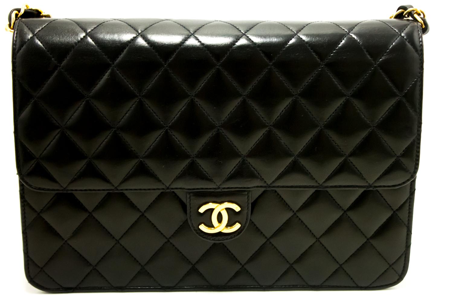 An authentic CHANEL Chain Shoulder Bag Clutch Black Quilted Flap made of black Lambskin. The color is Black. The outside material is Leather. The pattern is Solid.
Conditions & Ratings
Outside material: Lambskin
Color: Black
Closure: Push