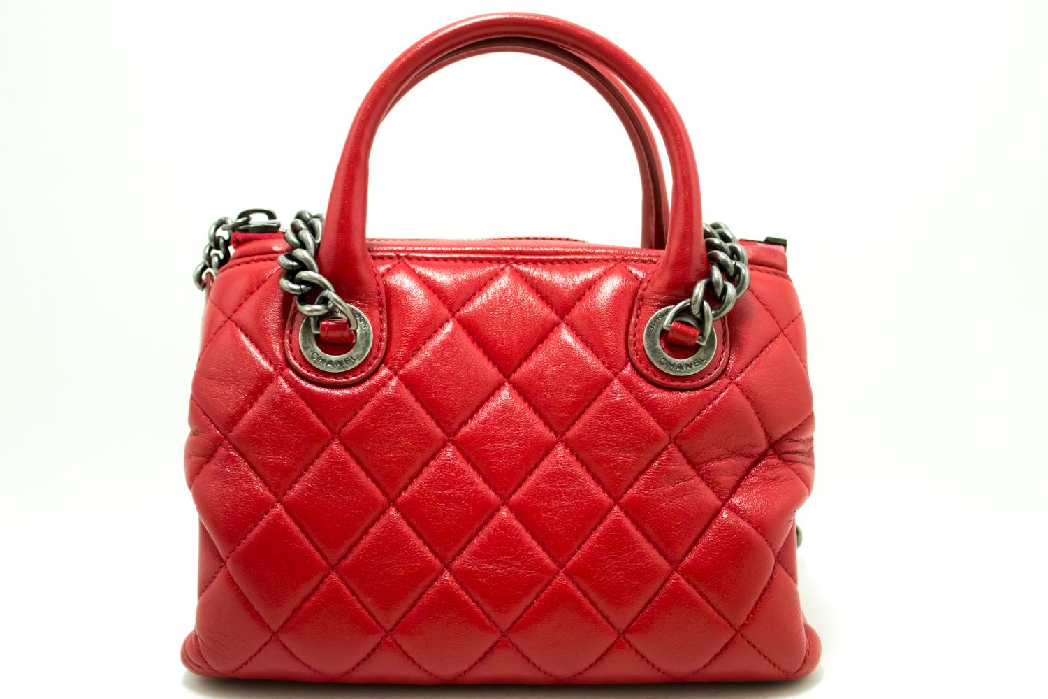 An authentic CHANEL 2 Way Red Silver Chain Shoulder Bag Handbag Quilted Calf. The color is Red. The outside material is Leather. The pattern is Solid.
Conditions & Ratings
Outside material: Calfskin
Color: Red
Closure: Zipper
Hardware and chain: