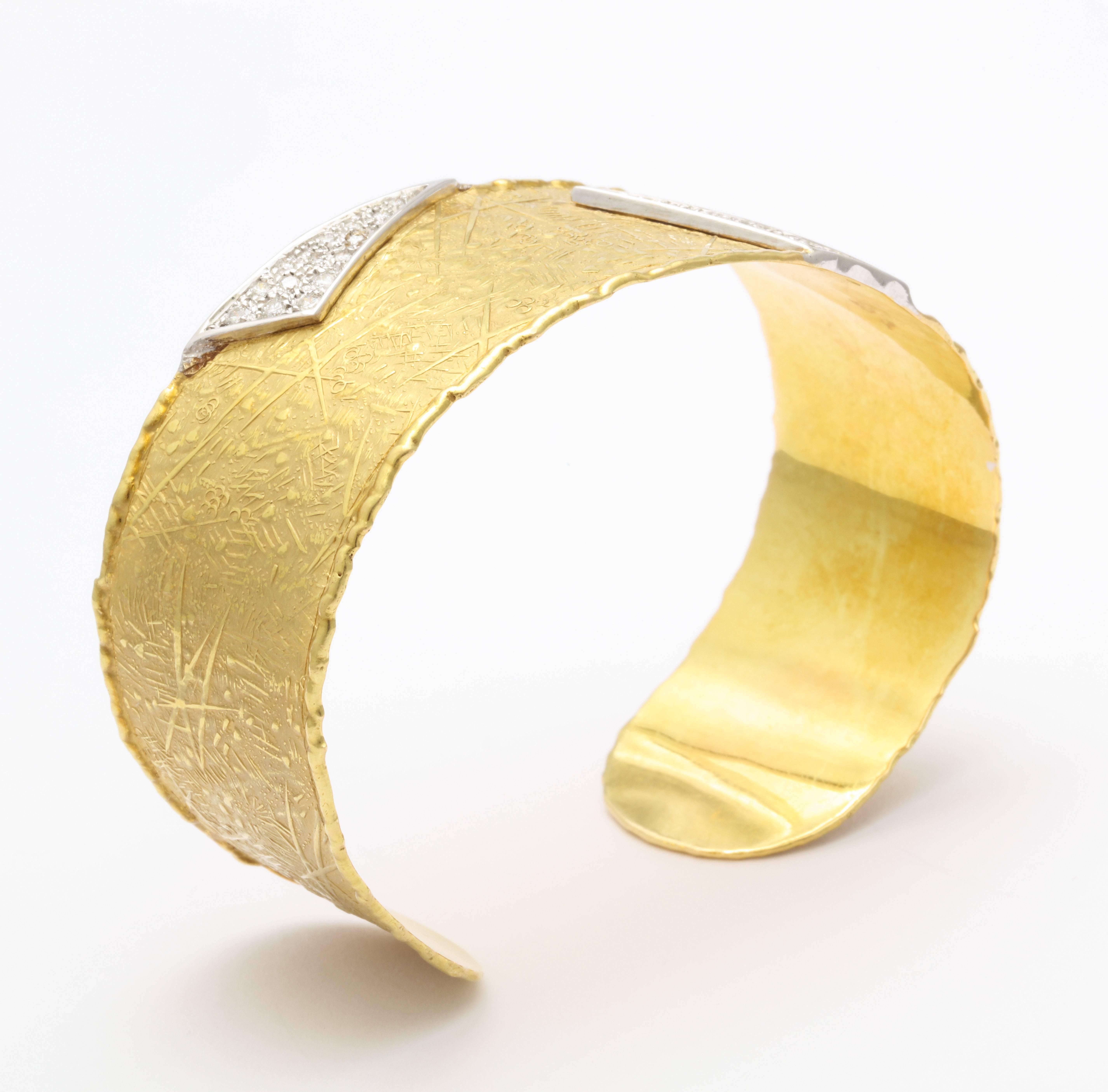 A elegant signed cuff by UnoARerre in 18 kt gold with diamonds and white gold