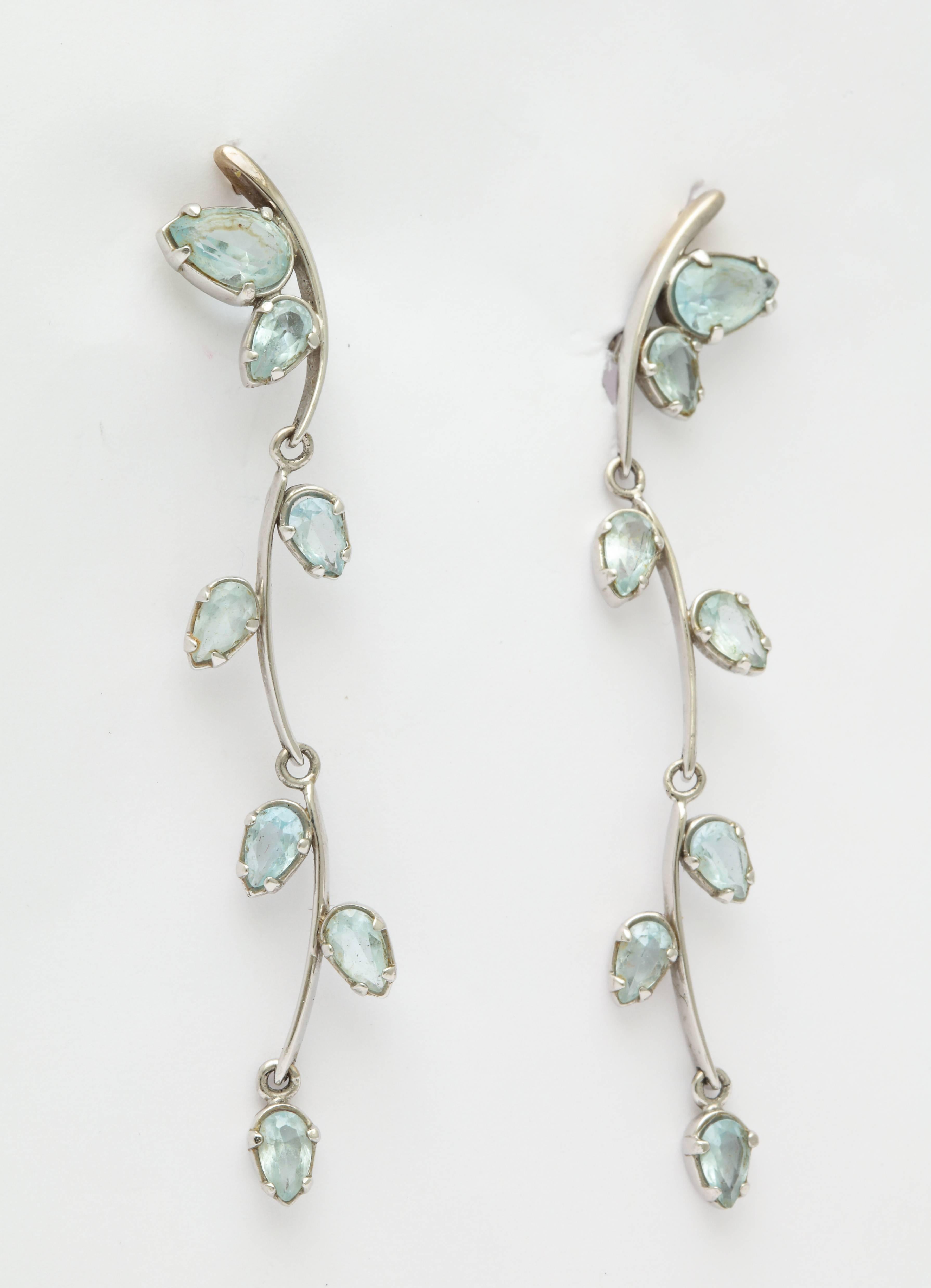 A great pair of drop earrings in 14 kt white gold with 7 faceted aquamarines on each.