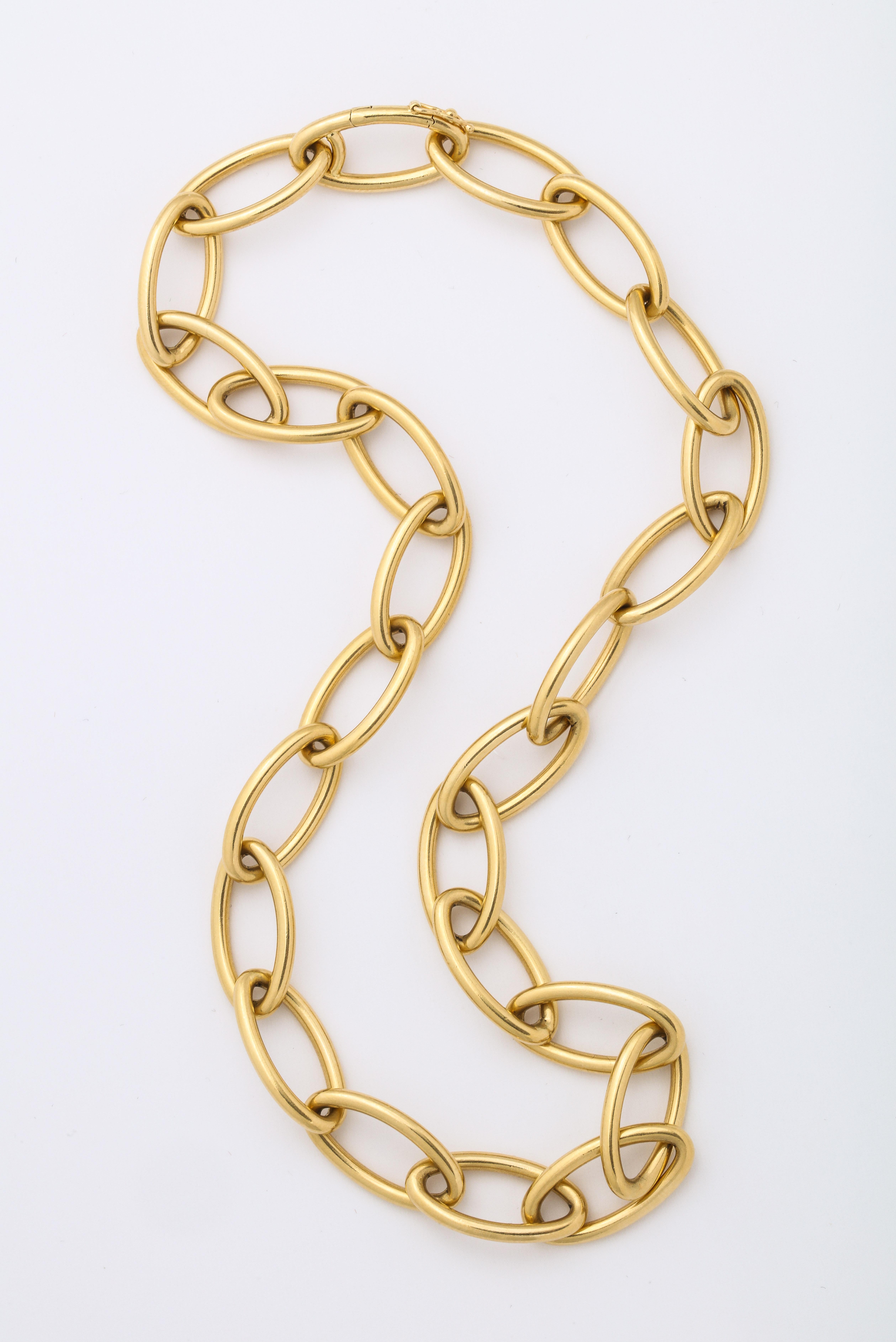 A great signed Verdura open chain 18 kt gold necklace that can be doubled and worn as a bracelet. 