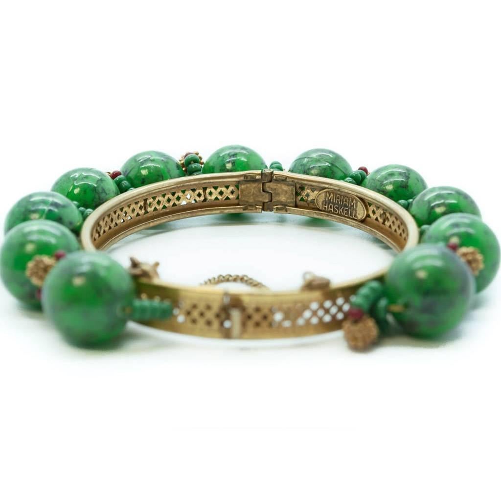Carmen Miranda would have worked this Miriam Haskell Bracelet!
Deceptively chunky, Miriam Haskell cleverly designed this oval bracelet using plastic marbleised green and black beads.
This means that it is neither too heavy, nor too fragile. The