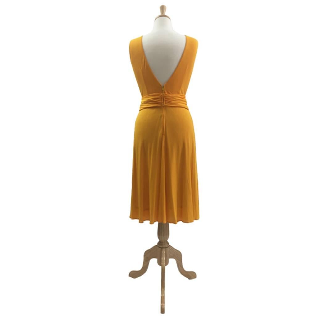 Wonderful ultra-feminine figure hugging sexy Italian dress from the 1970s. In a medium to light polyester jersey fabric this dress hangs all in the right places!
The sleeveless bodice is self-lined and it has a lovely semi scoop front neckline but