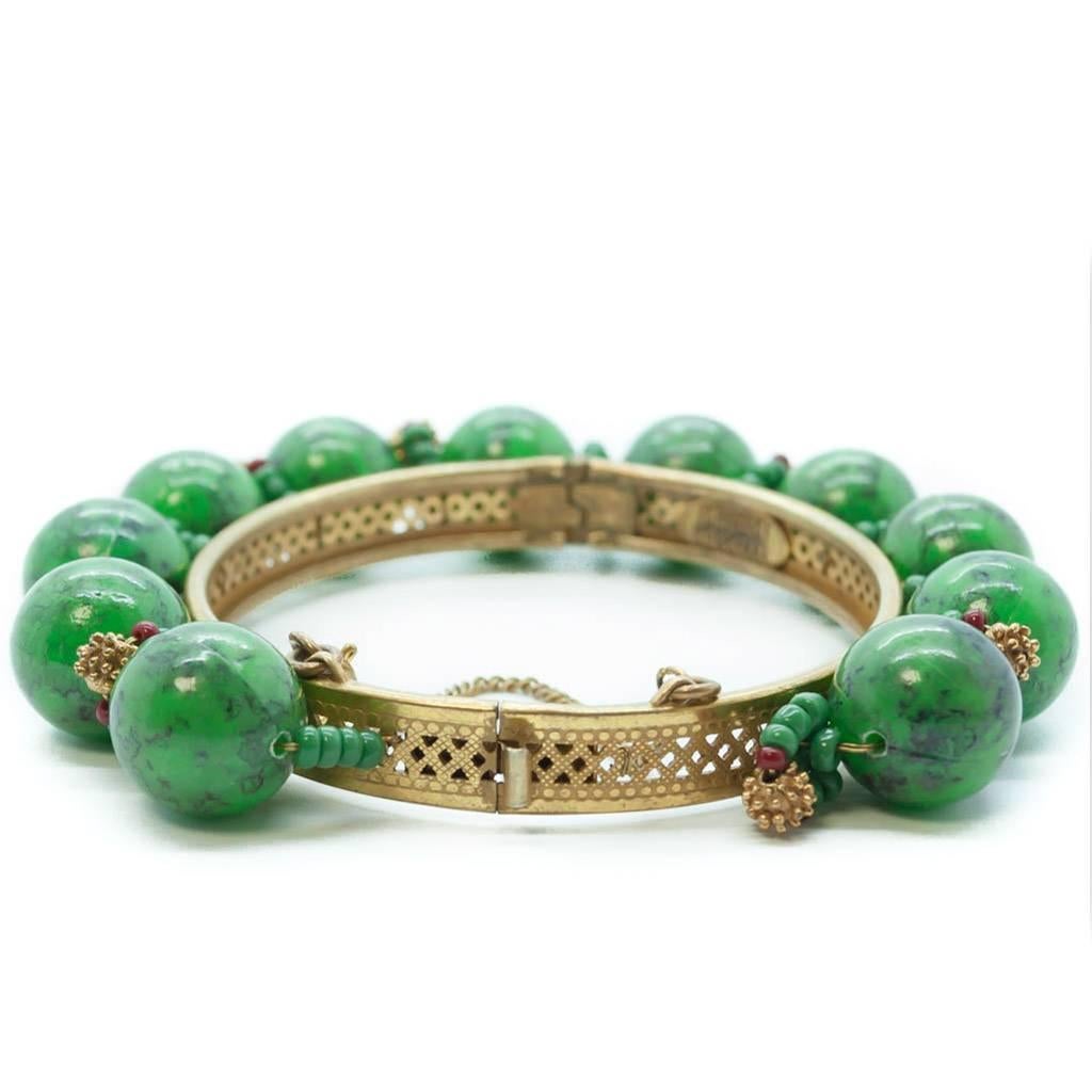 1950s Miriam Haskell Green Plastic Bead and Russian Gold Metal Bracelet In Good Condition For Sale In London, GB