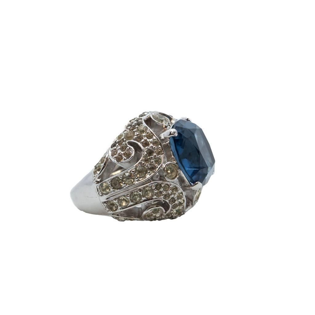 Fabulous vintage Jomaz cocktail ring,. This costume ring sits beautifully on any one’s finger and clearly demonstrates style and poise but sans the Paris-Kardashiangate effect!
This ring was designed with an Art Deco Boucheron  style in mind, the