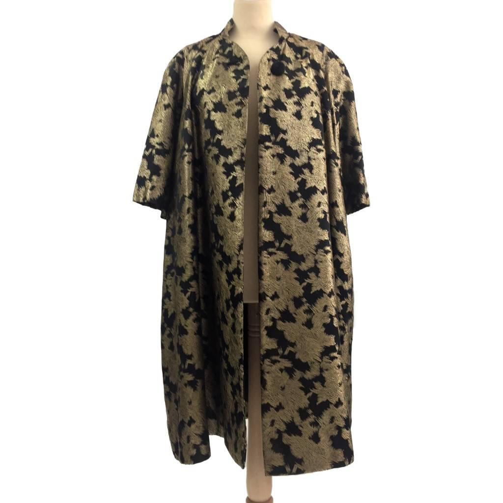 Gold and Black Brocade Three Quarter Sleeve Swing Evening Coat, 1950s  In Good Condition For Sale In London, GB