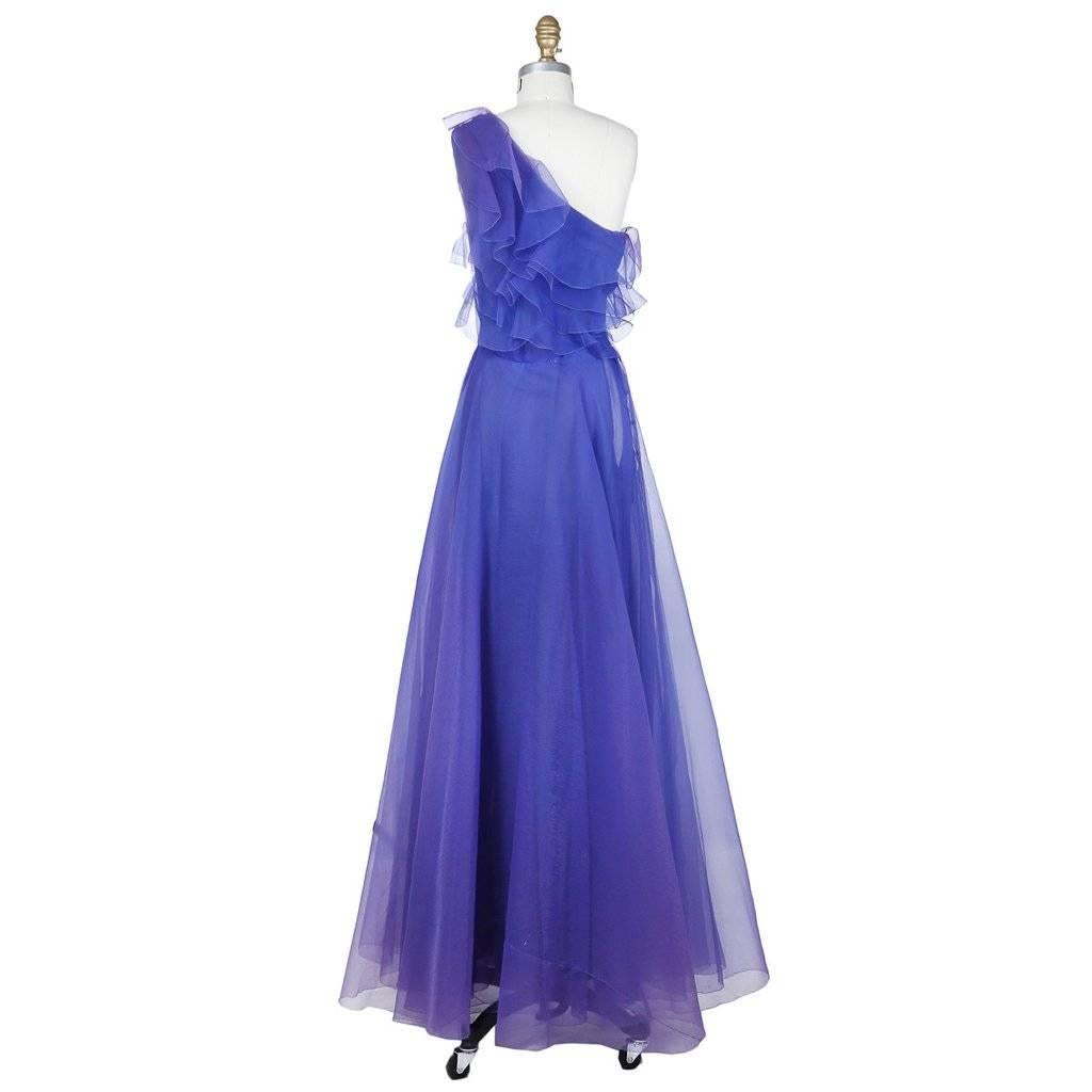 Robe haute couture en organza de soie de Christian Dior
Collection Automne/Hiver 1972
Longueur du sol
Epaule unique
Corsage à volants
Doublure bleue surmontée d'un organza léger violet ; donne un effet caméléon
Taille haute
MATERIAL : soie ; pas