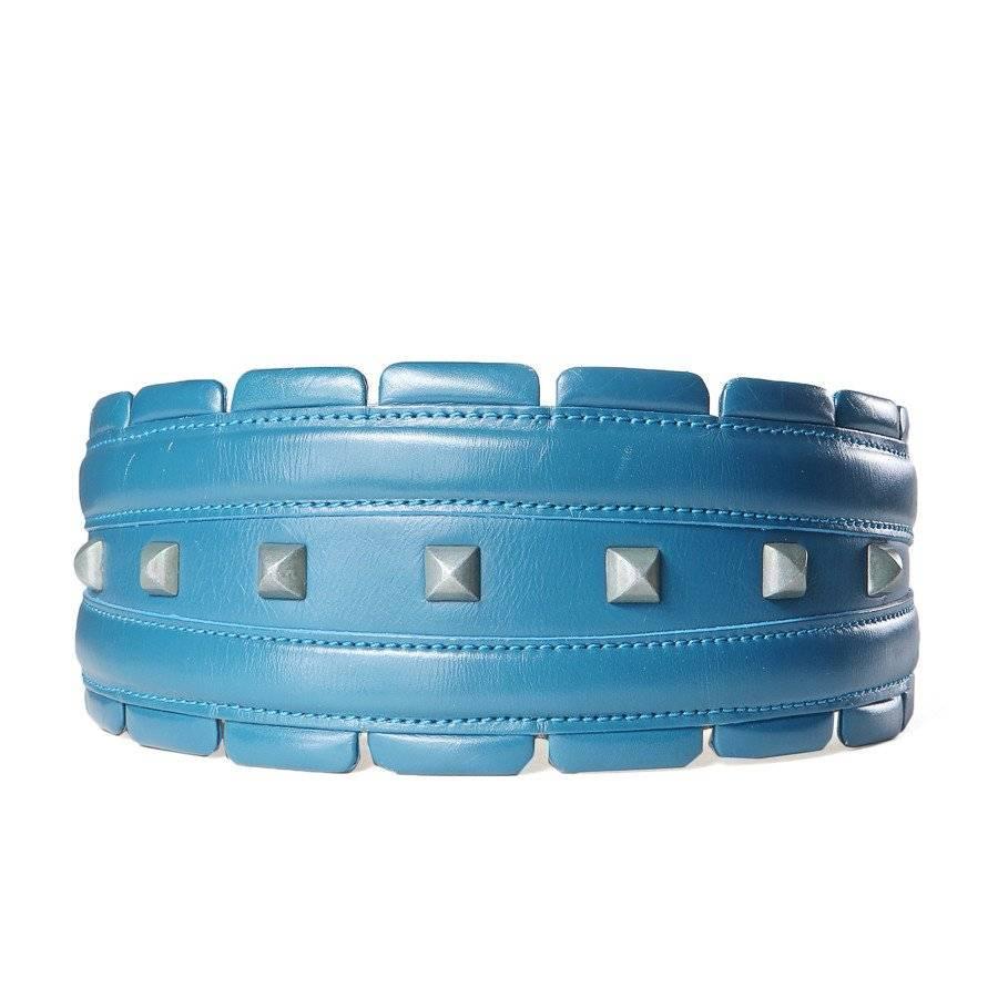 This is a blue leather belt by Azzedine Alaia c. 1980s. It features matching blue stitching and scalloped edges.  Belt size EU 65 (US 26).  3 notch hole sizes, the largest makes a 25" circumference, and the smallest notch makes a 23.5"