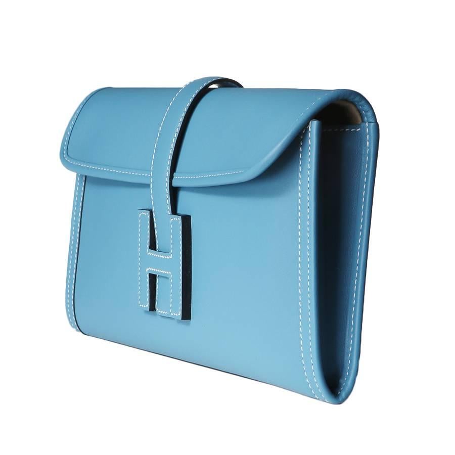 This is an Hermes jige clutch from 2016.  It is made from blue colored swift leather and features contrast white stitching.
11.25