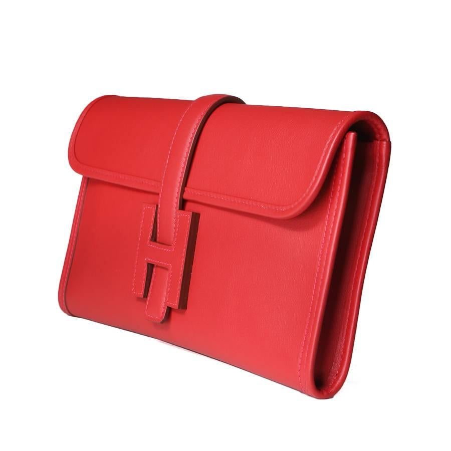 This is an Hermes jige clutch from 2016.  It is made from red swift leather and comes with a dust bag.
11.25