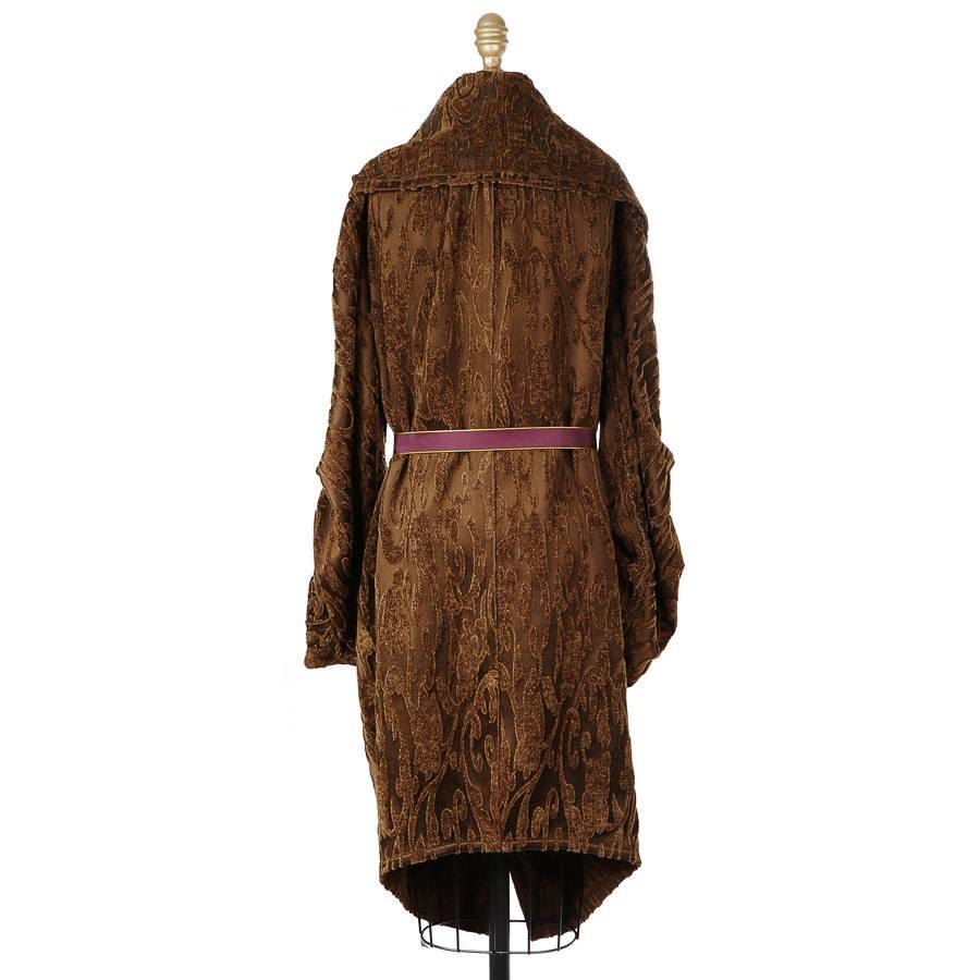 This is an oversized coat by Donna Karen.  It features large lapel and the closure is a single snap closure in front with a ribbon tie for around the waist.  

18