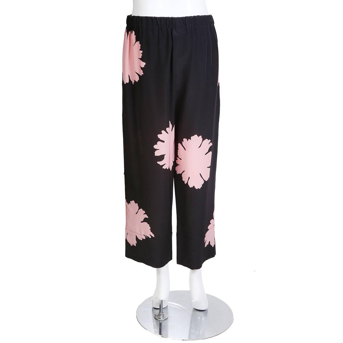 Cropped pants from Alexander McQueen with drawstring waist.  100% silk

Size 42
32