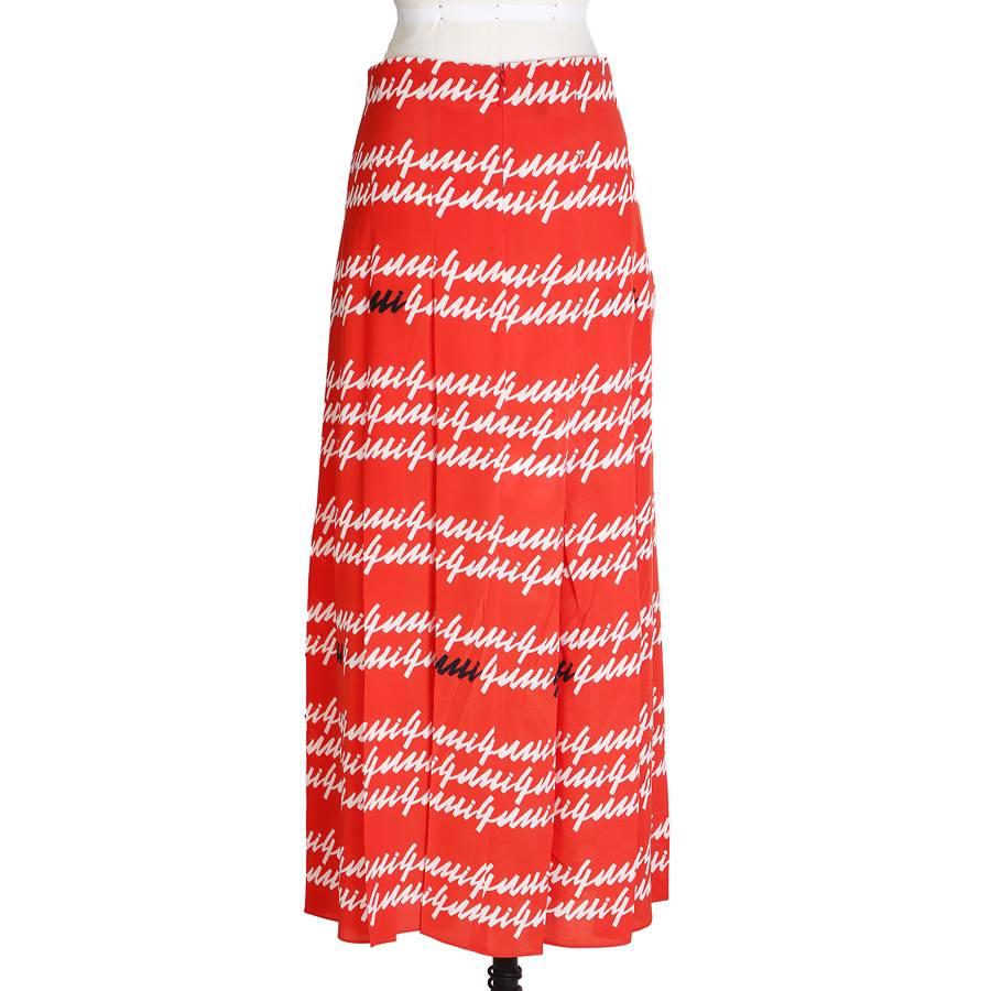 Skirt by Alessandro Michele for the Gucci S/S 2016-2017 RTW collection.  Features text print in a horizontal striping motif.  100% silk.  

Size 44
32