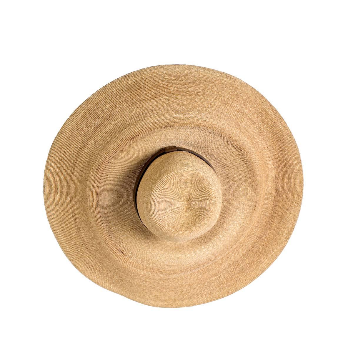 Wheat straw floppy sun hat from Gucci.  Features brown leather band with Gucci logo.

Approximately 20.5