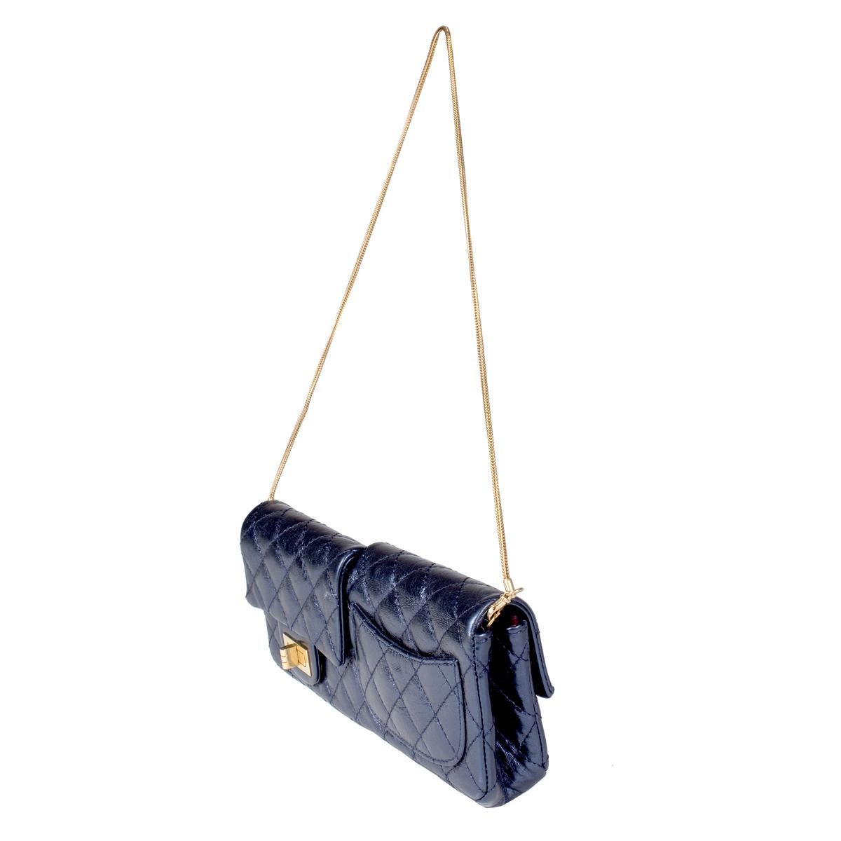 Bag by Chanel from 2008-2009
Navy metallic leather with quilting
Flap closure pockets identical on each side
Gold chain handle
Bordeaux maroon leather interior
10