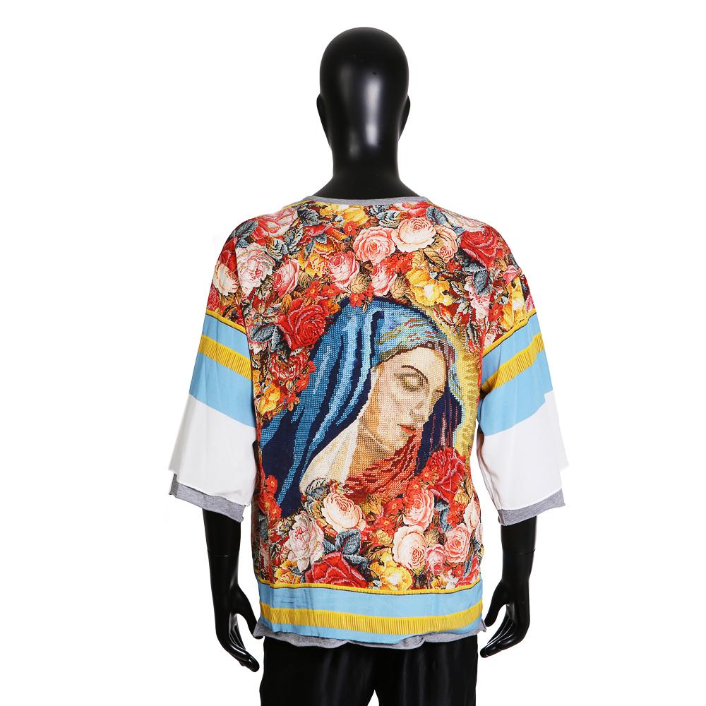 Men's t-shirt by Dolce & Gabbana
Large scale needlepoint print of the Madonna with roses
Silk shell with cotton lining
Condition: Excellent

Size/Measurements:
Size 52 (EU)
23