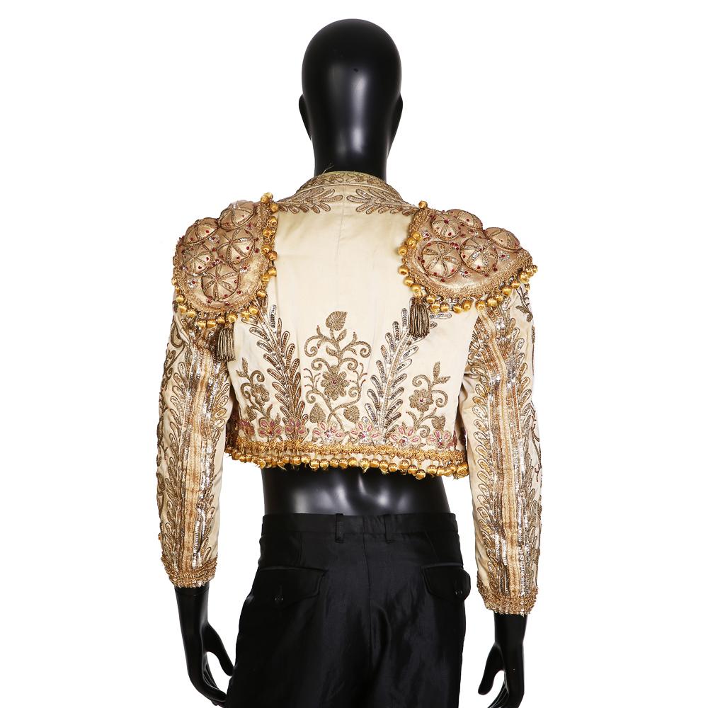 Veste de matador vintage pour homme
Circa 1930-1940s
Base en satin champagne avec broderie 3D:: paillettes:: perles et pompons
Etat : Bon état vintage:: détails en grande forme mais usure perceptible du satin