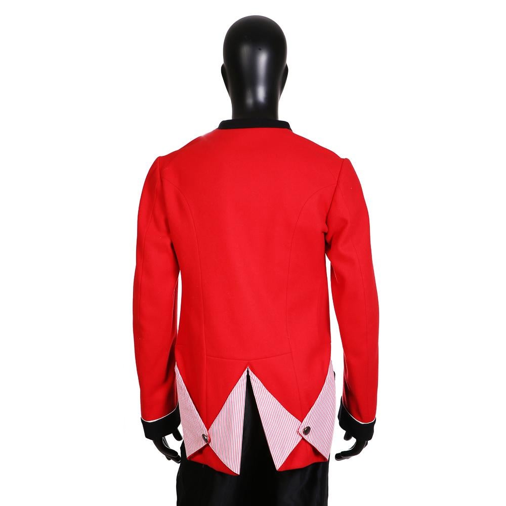Men's jacket by Alexander McQueen
Red wool with red and white candy striping folded cotton tail
Inspired by the coats of the British Royal Guardsmen
Condition: Excellent

Size/Measurements:
Size 52 (EU)
21