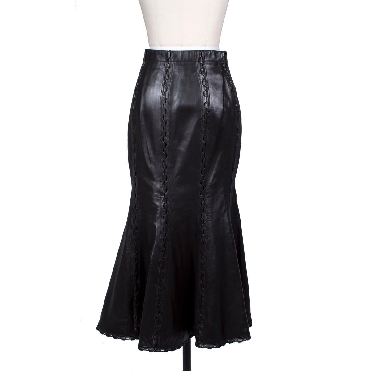 Skirt by Azzedine Alaia
Black leather panels fastened together by interlocking leather (see photo)
Mermaid bodycon shape
Condition: Excellent

Size/Measurements:
Size 38 (FR)
24