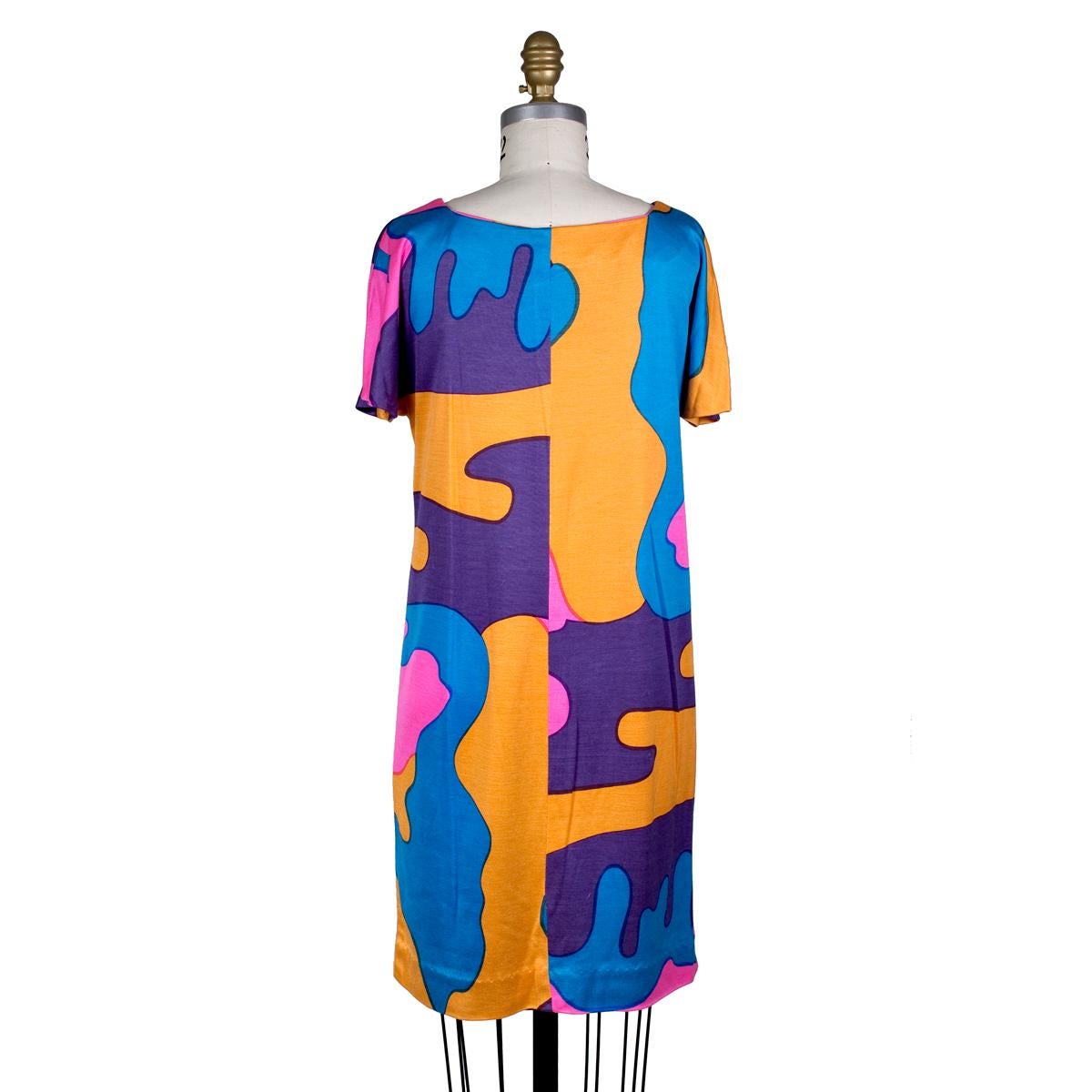 Product Details:
Vintage shift dress by Stephen Sprouse C. 1987
Camo print in orange, pink, and blue
Knit silk material that feels like a stretch jersey cotton
Condition: Great, with a few fabric pulls 

Size/Measurements:
Size 8 (US)
36