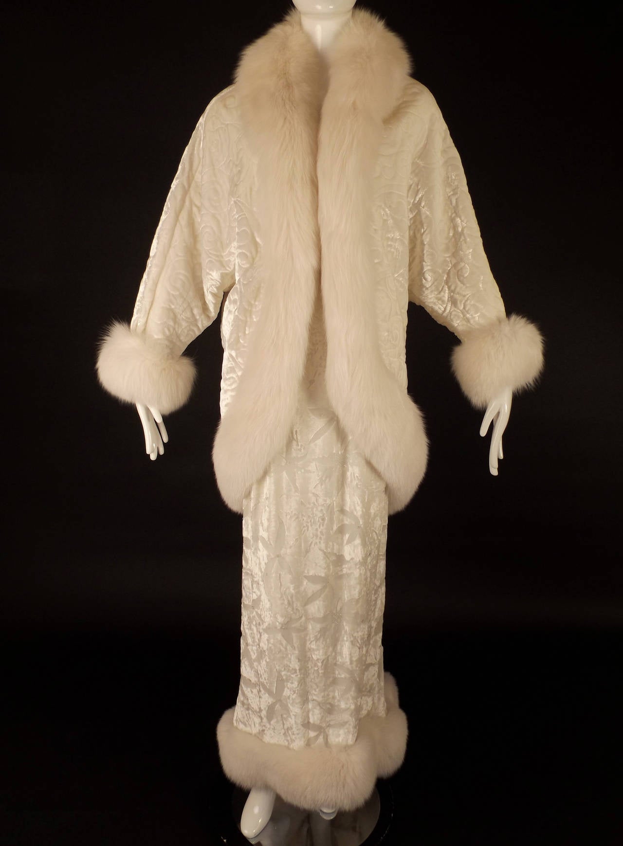 c.2000 Michael Casey Velvet & Fox Fur Cocoon Coat In Excellent Condition For Sale In Dallas, TX