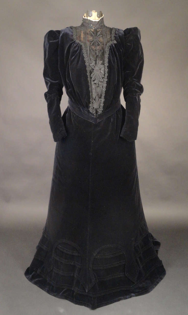 c.1904 Couture Velvet & Lace Visiting Gown In Excellent Condition In Dallas, TX