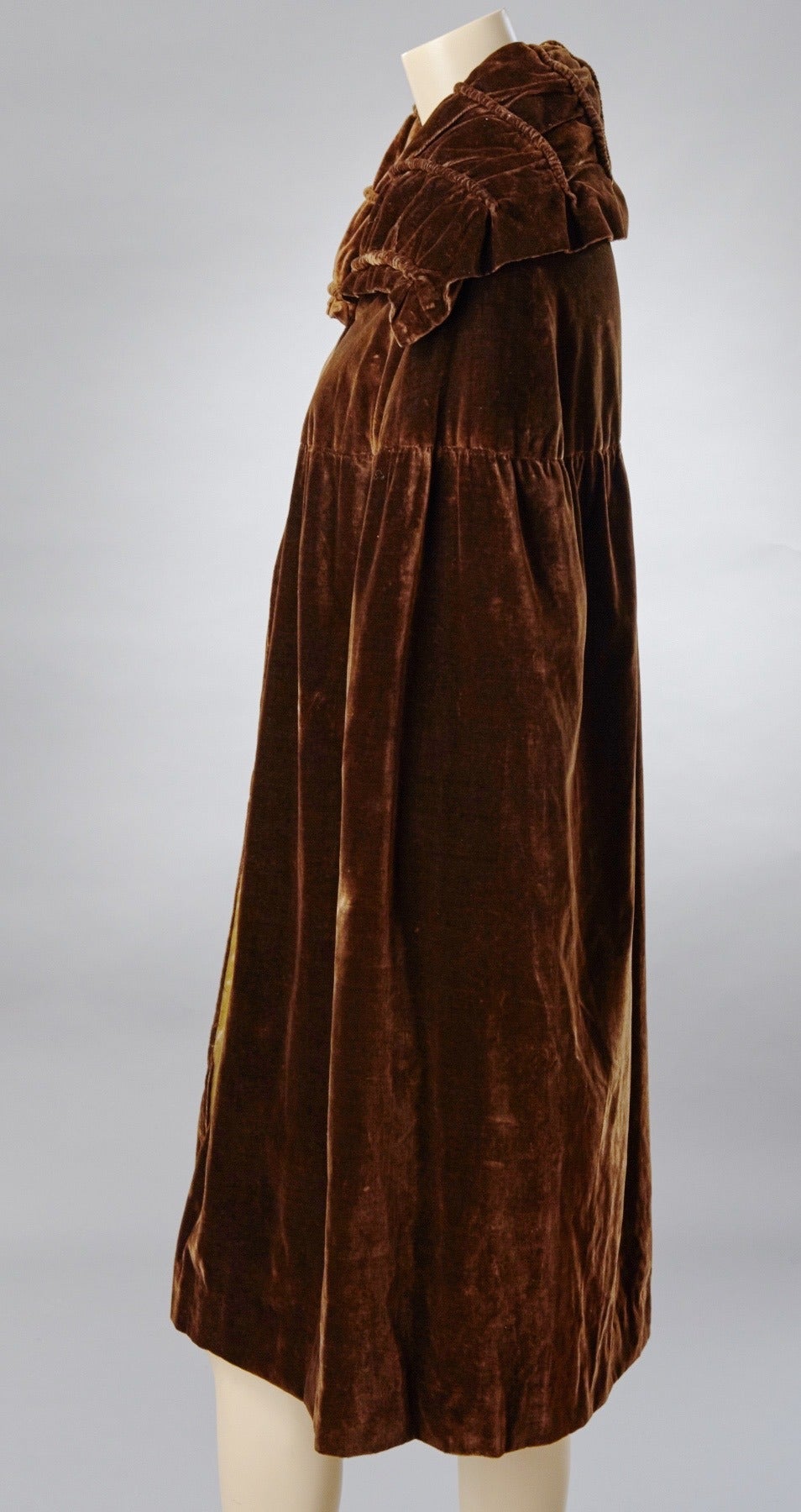 1920s Brown Velvet Jeanne Paquin Evening Cape In Good Condition In Dallas, TX