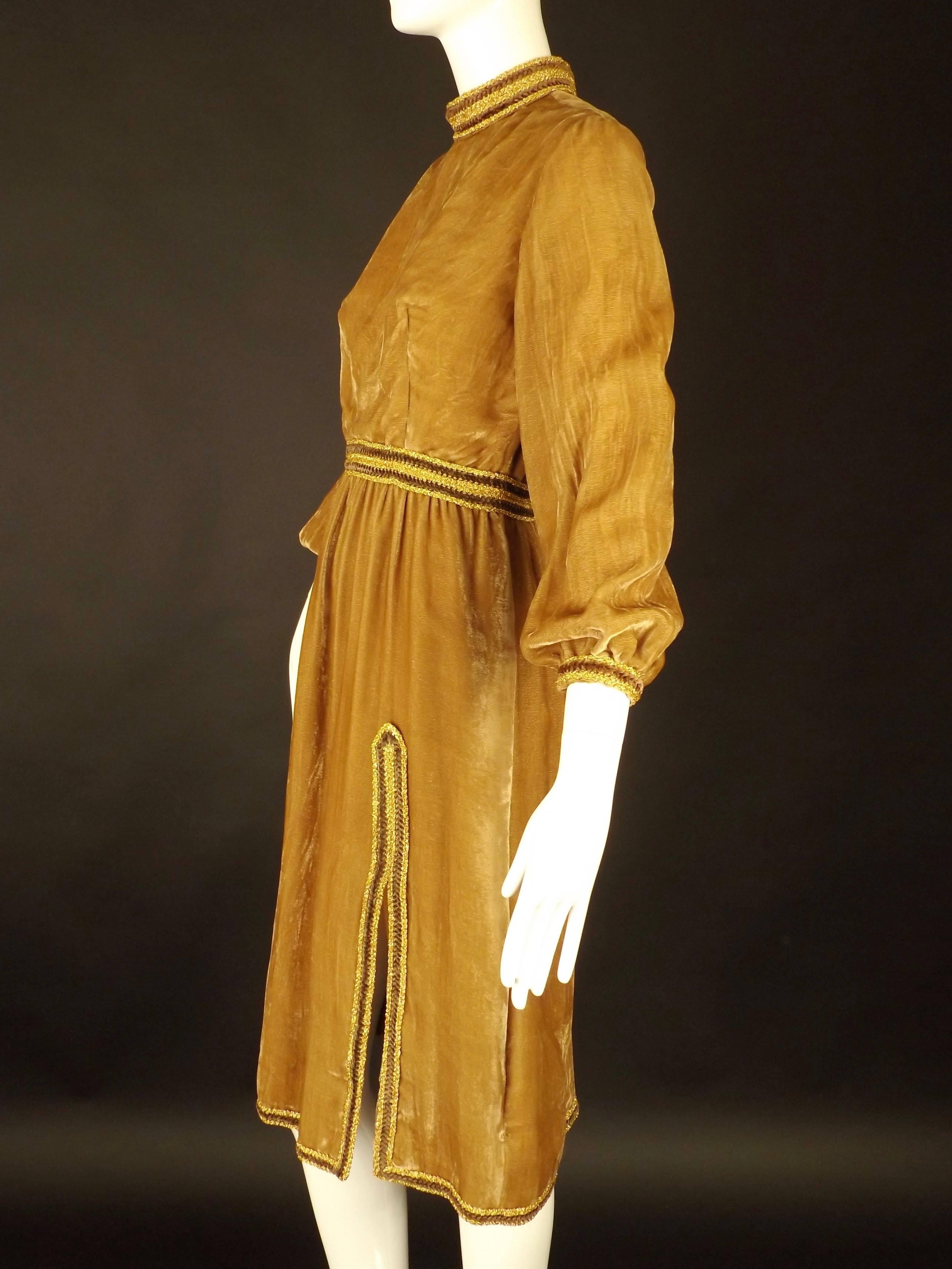 1970s Camel Velvet Oscar de la Renta Dinner Dress In Excellent Condition For Sale In Dallas, TX