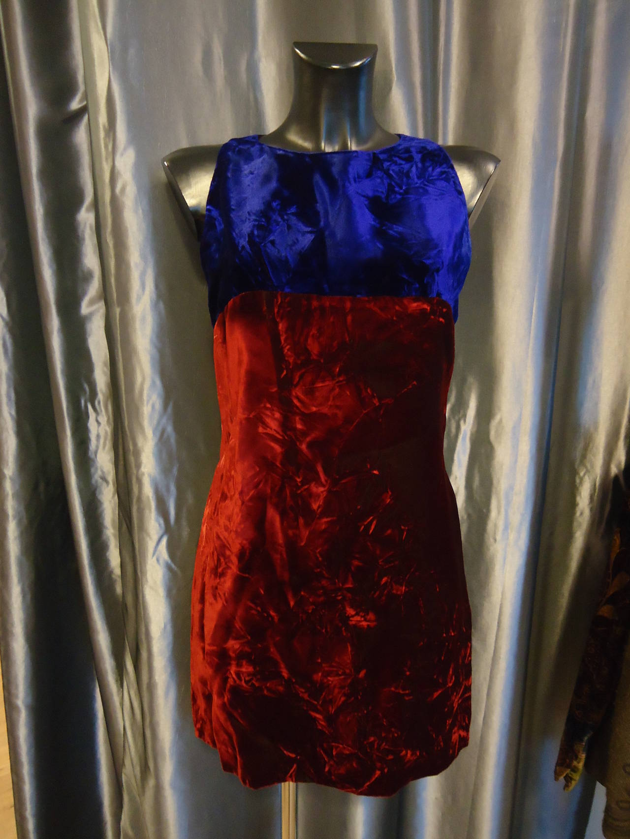 Amazing dress and overcoat suit by Istante, the brand created by the genius of Gianni Versace in 1985
Vintage from the 90's
Beautiful combination of fantastic colors, blue and red with mervellous shades
The dress is sleeveless while the overcoat