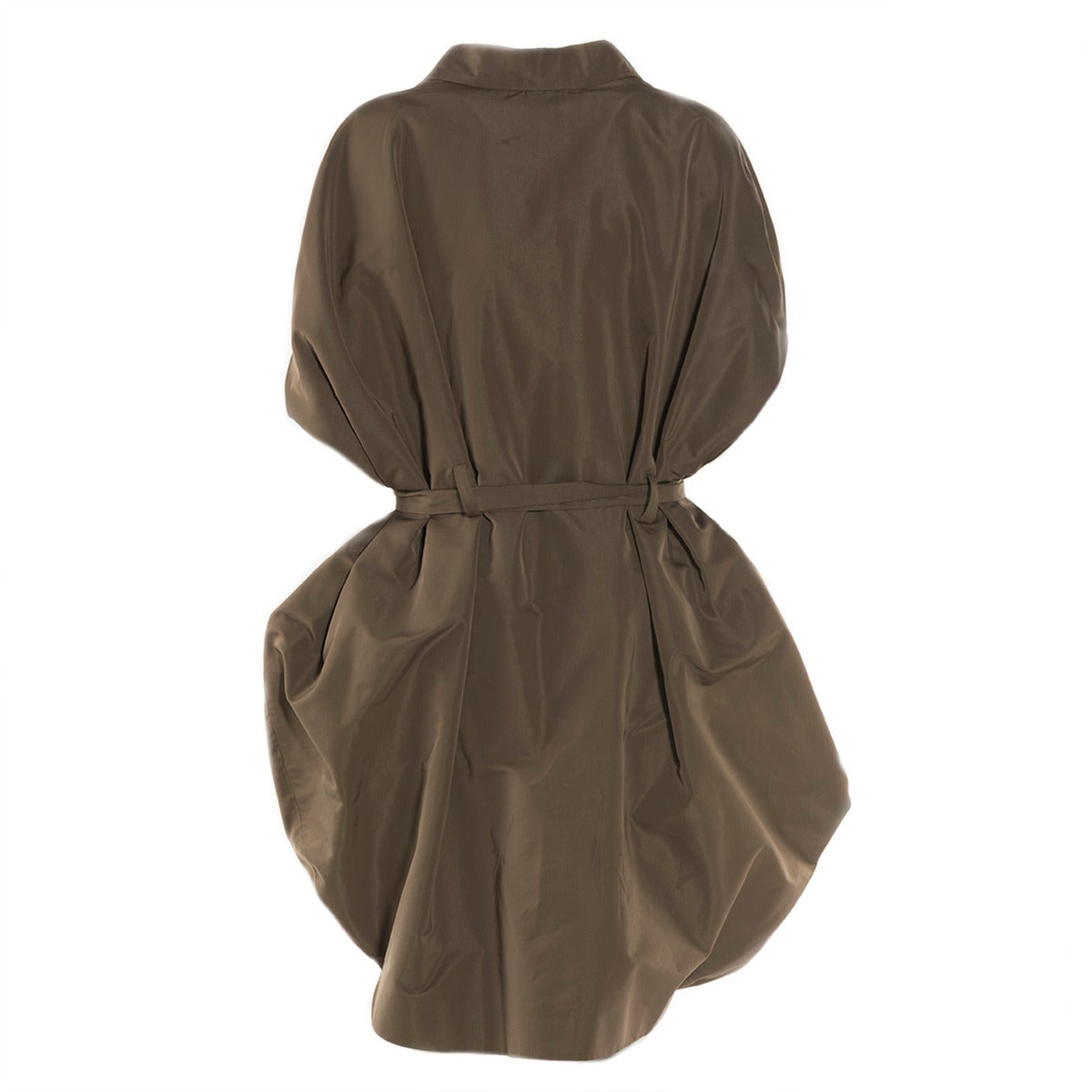 Fantastic construction for this Vionnet Paris trench
Grey turteldove color
Fabric: Silk and polyester
With belt
Covered small double breasted buttons
Made in Italy
Worldwide express shipping included in the price