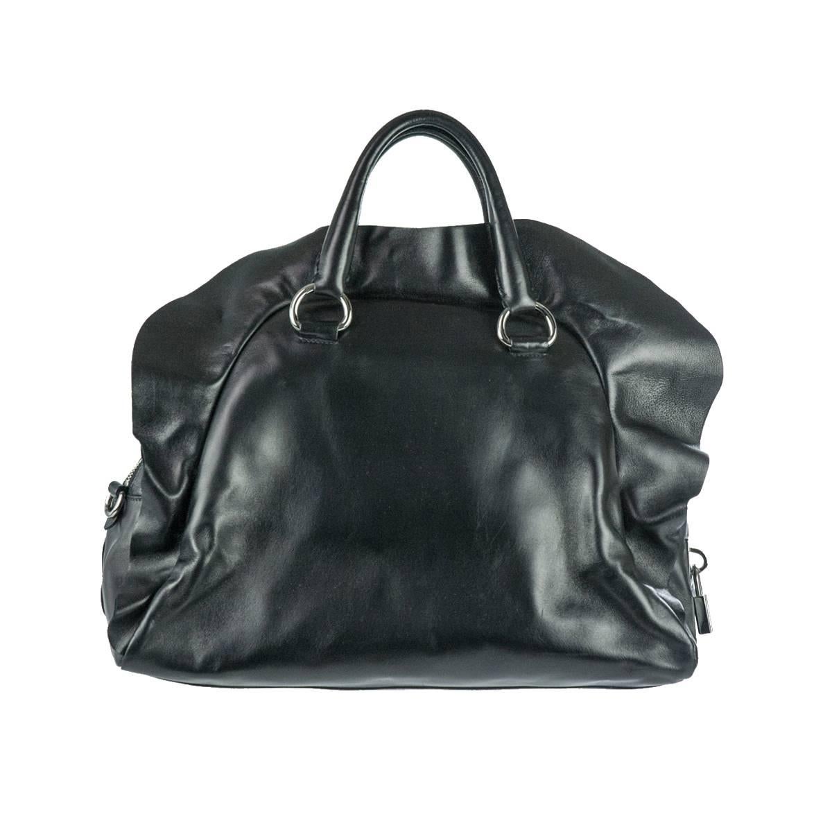 Fantastic Prada bowler bag
2008 Collection
Black leather
With leather rouches
Zip closure
Double inside pocket
Cm 42 x 30 x 15 (16.5 x 11.8 x 5.9 inches)
Original price € 1250
Made in Italy
Worldwide express shipping included in the price