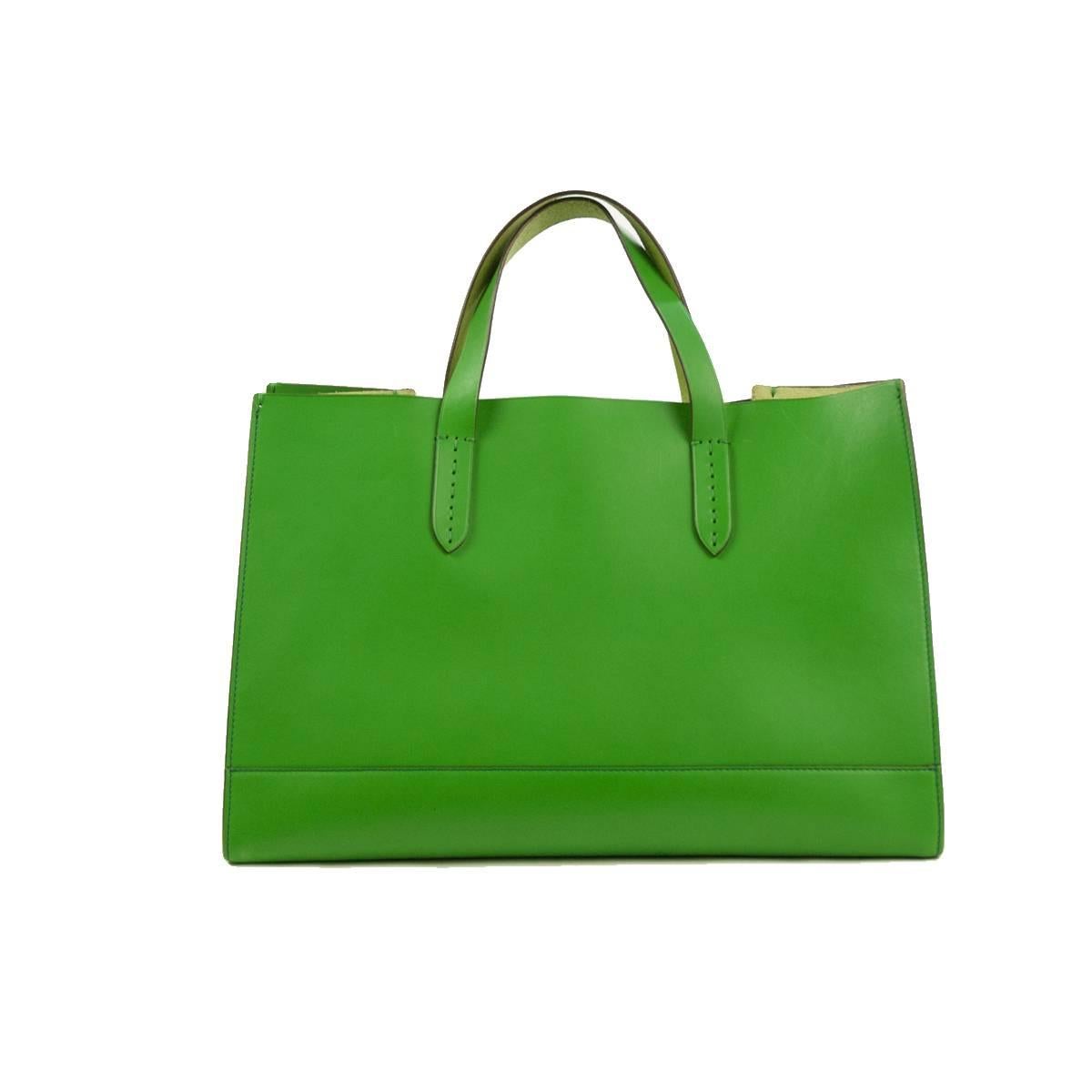 Beautiful color and style for this Ralph Lauren Saddle Tote
Leather
Green color
Two handles
Leather closure
With internal envelope bag (zip)
Cm 41 x 28 x 22
Worldwide express shipping included in the price !