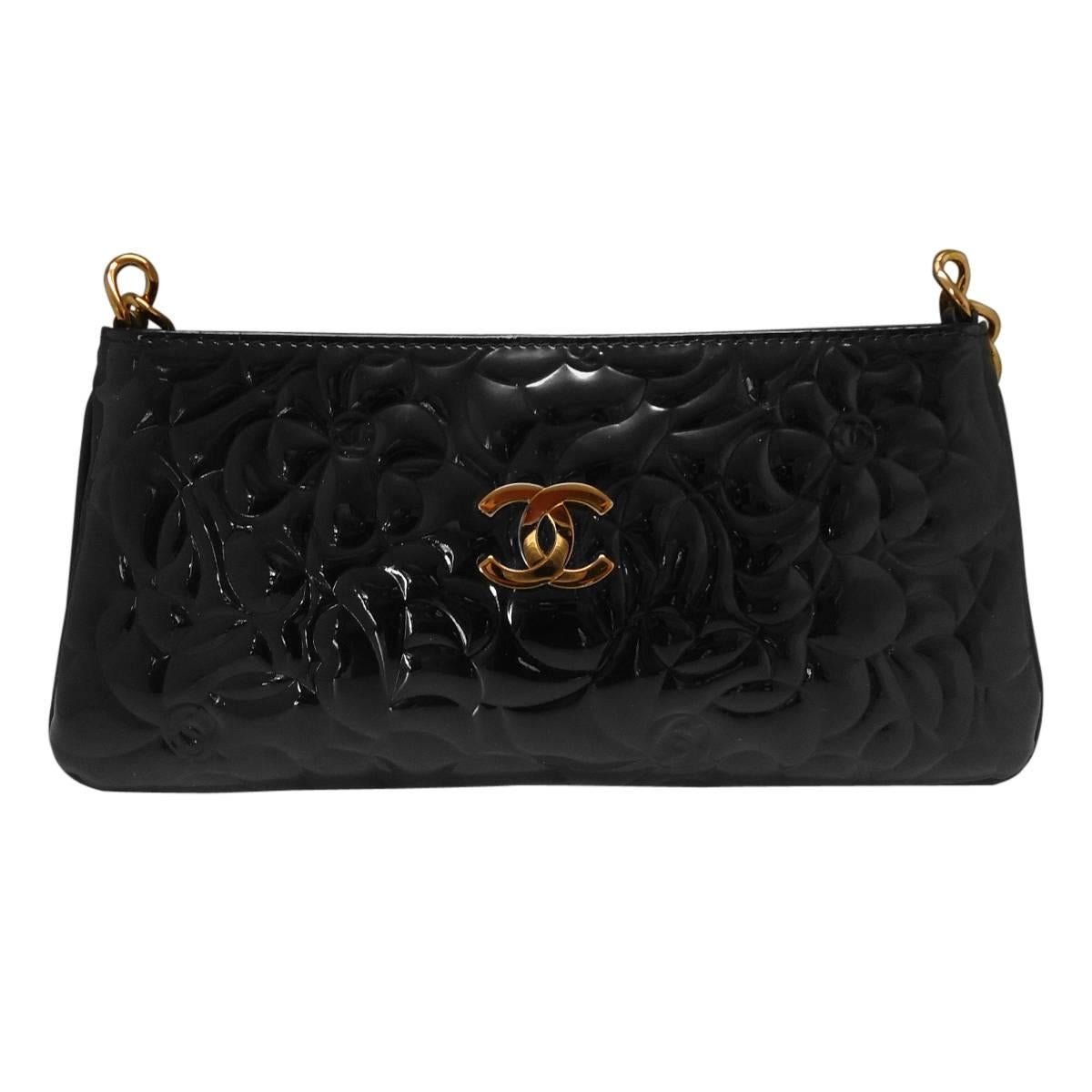 Fabulous Chanel camellia pochette
2003/2004 Collection
Patent Leather
Black color
Bronze colored chain
Button closure
Inside pocket
Serial number 8707175
Cm 24 x 11 (9.4 x 4.3 inches)
Made in Italy
Worldwide express shipping included in