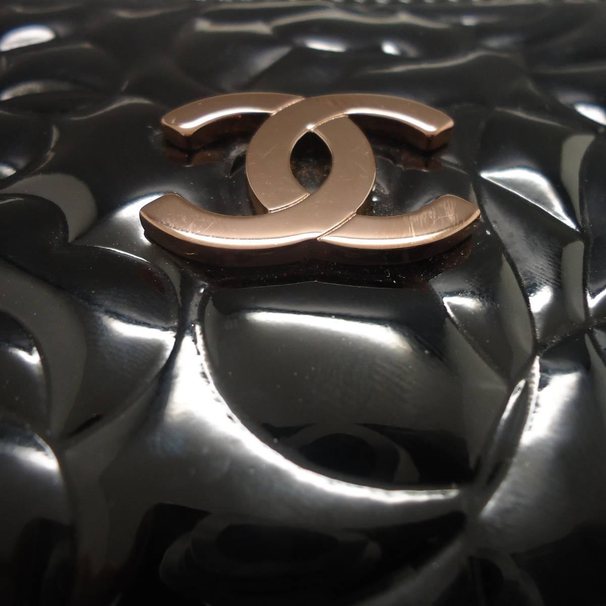 Chanel Black Patent Leather Camellia Pochette In Excellent Condition In Gazzaniga (BG), IT