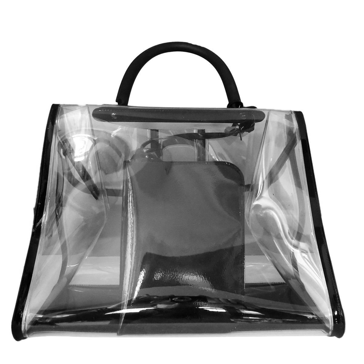 So unique and very refined Delvaux tote bag
 Brillant GM Transparent PVC
Vynil
Unique handle
Internal envelope bag
Cm 35 x 27 x 18 (13.7 x 10.6 x 7 inches)
Made in Italy
Worldwide express shipping included in the price !