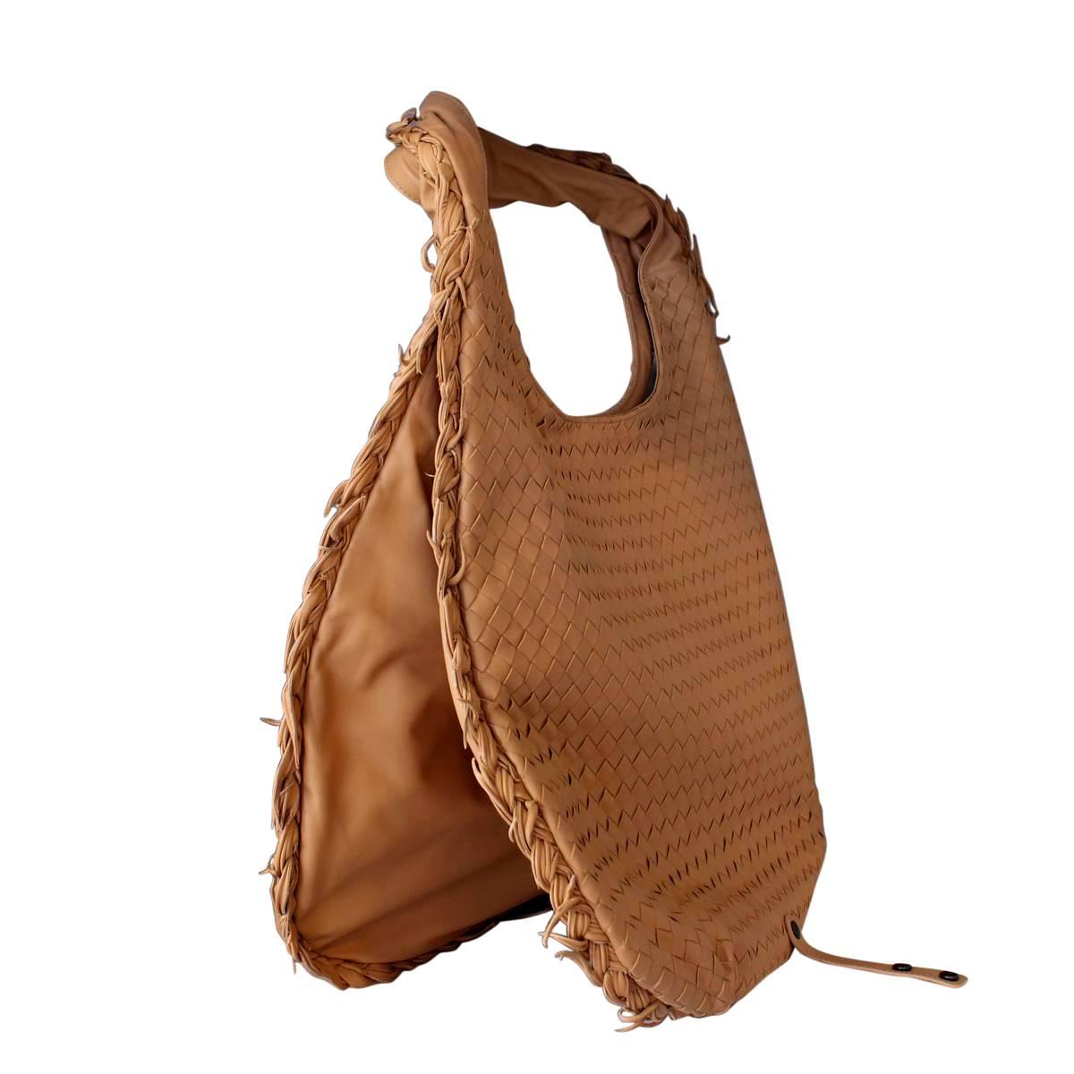 Stunning Bottega Veneta bag
Intrecciato Waxed Duo Hobo hobo
Soft waxed leather with opaque effect
Magnet closure
Internal zip pocket
Metal inserts
Double large internal compartment with additional pocket
Cm 46 x 54, 18.1 x 21.2 (handle