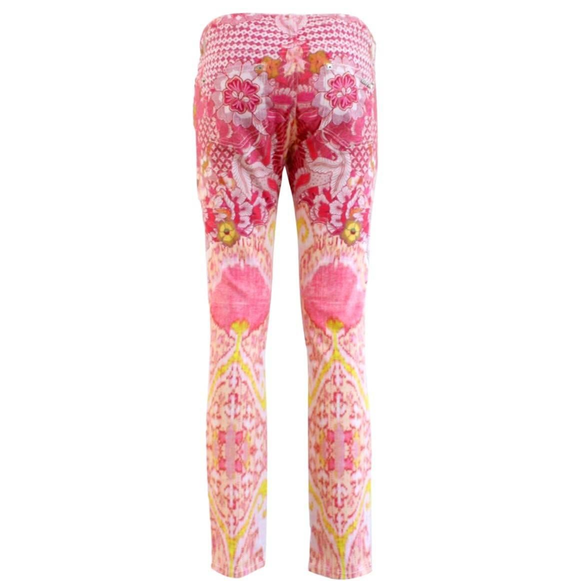 Fantastic pair of Roberto Cavalli jeans
Beautiful print, Cavallii style
Cotton
Rose and yellow fancy print
Five pockets
Italian size 42 (US 6/8)
Made in Italy
Worldwide express shipping included in the price !